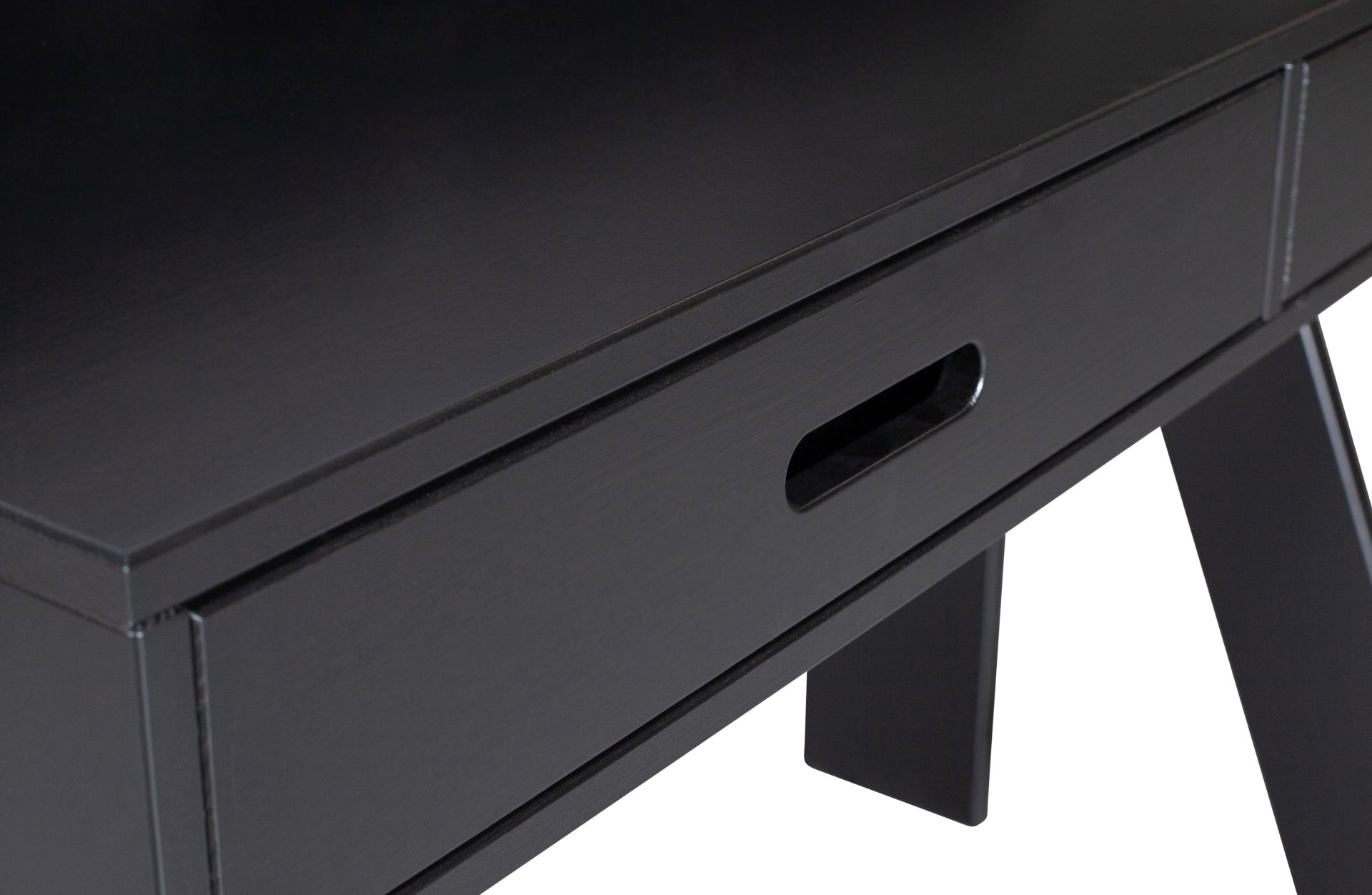 Der Schreibtisch Connect wurde aus Kiefernholz gefertigt. Er überzeugt mit seinem schlichten aber modernen Design. Der Schreibtisch verfügt über zwei Schubladen für diverse Utensilien und ist in einem schwarzen Farbton.
