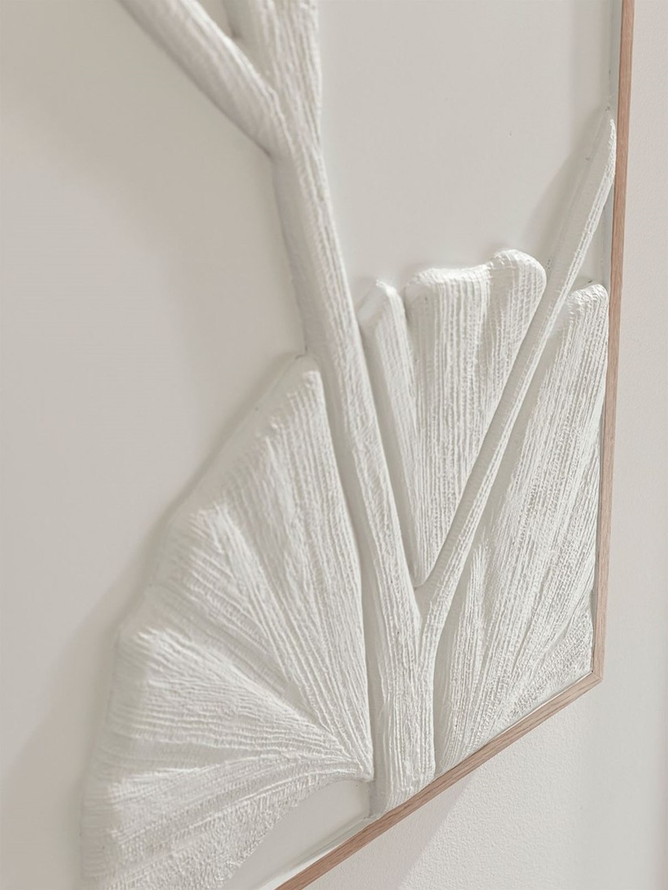 Das Wandpaneel Ginko Leaf überzeugt mit seinem modernen Design. Gefertigt wurde es aus Bananenrinde, welches einen weißen Farbton besitzt. Das Wandpaneel besitzt eine Größe von 127x102 cm.