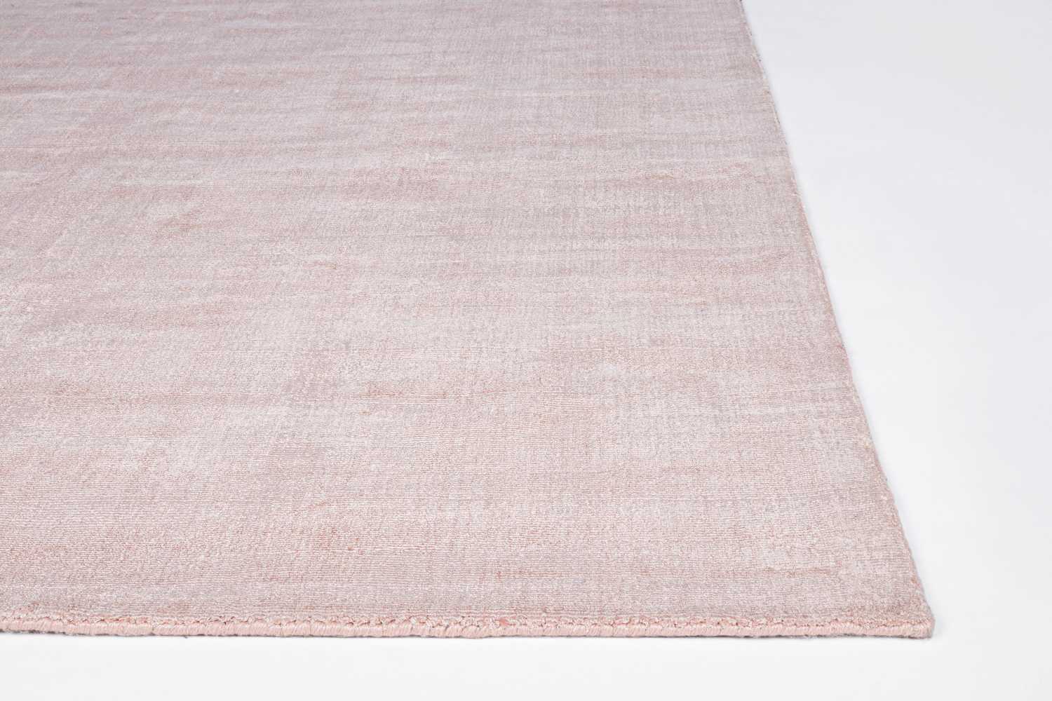 Der Teppich Cottage überzeugt mit seinem modernen Design. Gefertigt wurde die Vorderseite aus 100% Viskose und die Rückseite ist aus 100% Baumwolle. Der Teppich besitzt einen rosa Farbton und die Maße von 160x230 cm.
