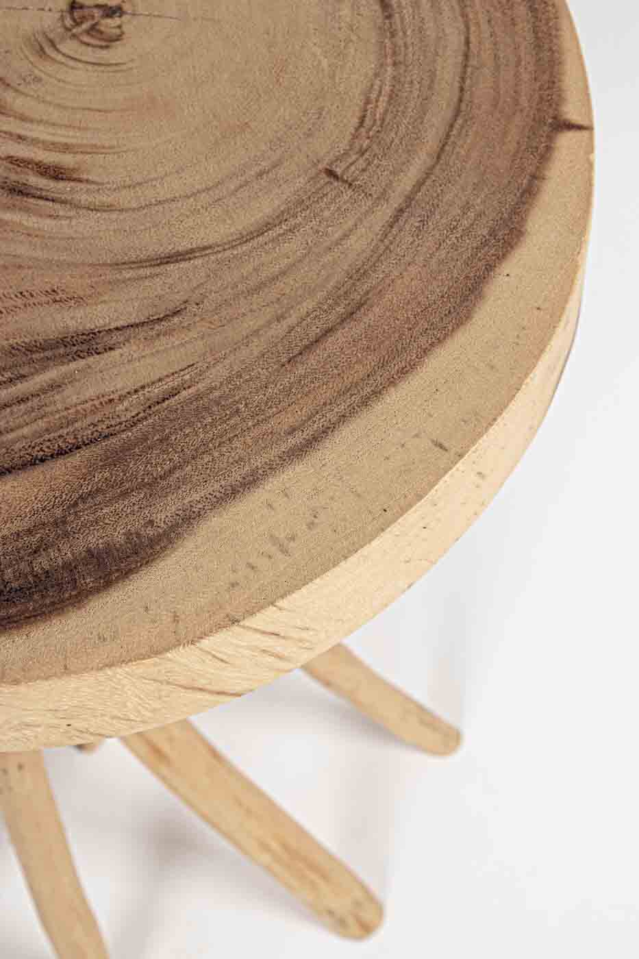 Die Tischplatte des Couchtisches Solidad wurde aus Mungur-Holz gefertigt, dadurch wird jedes Stück zu einem Unikat. Die Beine wurde aus Teakholz hergestellt, welche dem Tisch sein eigenes Design verleihen.