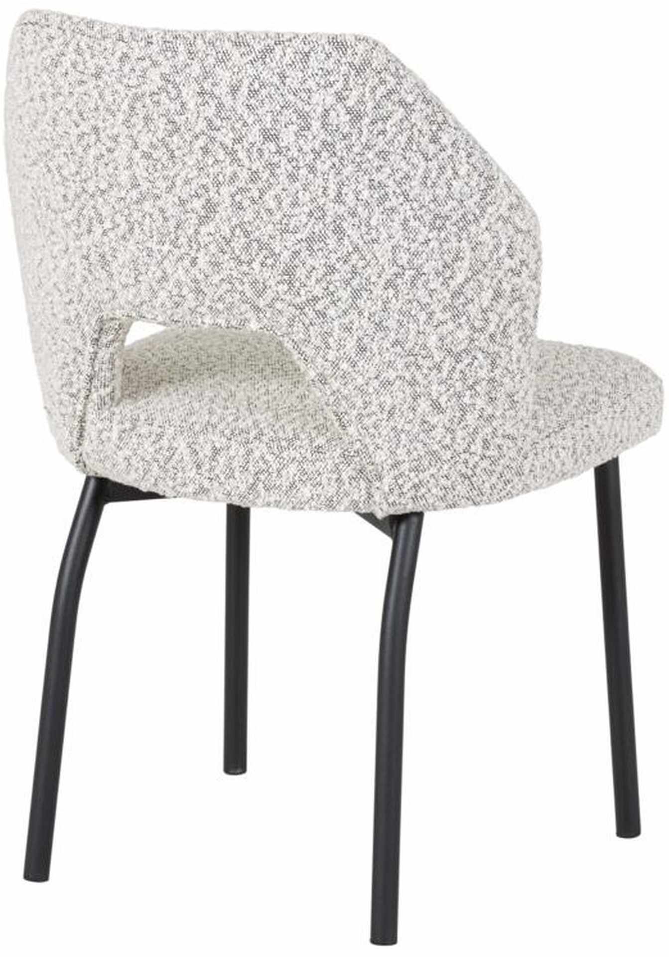 Der Esszimmerstuhl Bloom überzeugt mit seinem modernem aber auch schlichtem Design. Gefertigt wurde der Stuhl aus einem Boucle Stoff, welcher einen hellgrauen Farbton besitzt. Das Gestell ist aus Metall und ist Schwarz.