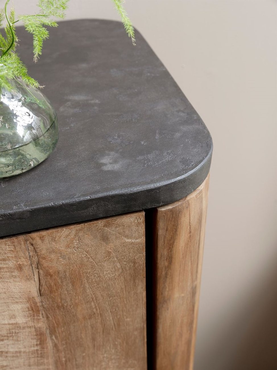 Das Highboard Soho überzeugt mit seinem modernen Design. Gefertigt wurde es aus recyceltem Teakholz, welches einen natürlichen Farbton besitzt. Das Gestell ist aus Metall und hat eine schwarze Farbe. Das Highboard besitzt eine Breite von 120 cm.