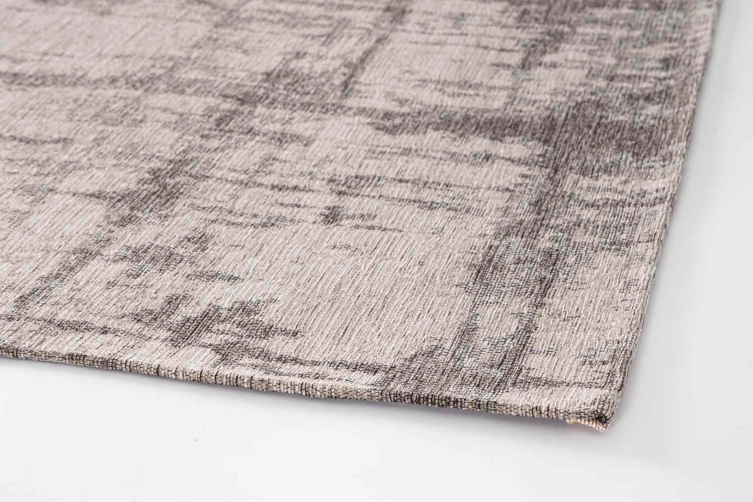 Der Teppich Yuno überzeugt mit seinem modernen Design. Gefertigt wurde die Vorderseite aus 50% Chenille, 30% Polyester und 20% Baumwolle, die Rückseite ist aus Latex. Der Teppich besitzt eine grauen Farbton und die Maße von 200x290 cm.