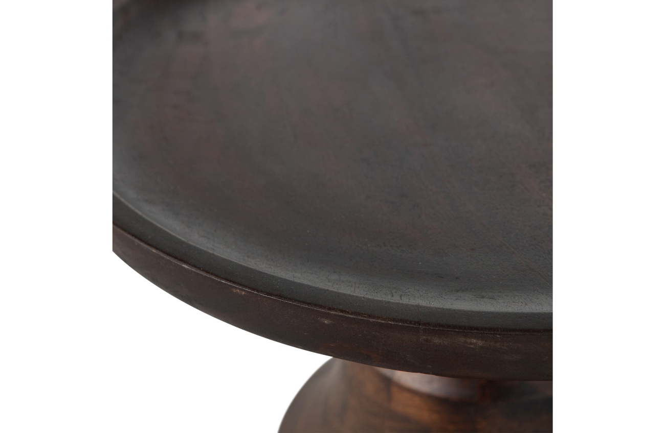 Der Beistelltisch Broad überzeugt mit seinem modernen Stil. Gefertigt wurde er aus Mangoholz, welches einen braunen Farbton besitzt. Das Gestell ist auch aus Mangoholz. Der Beistelltisch besitzt einen Durchmesser von 50 cm.