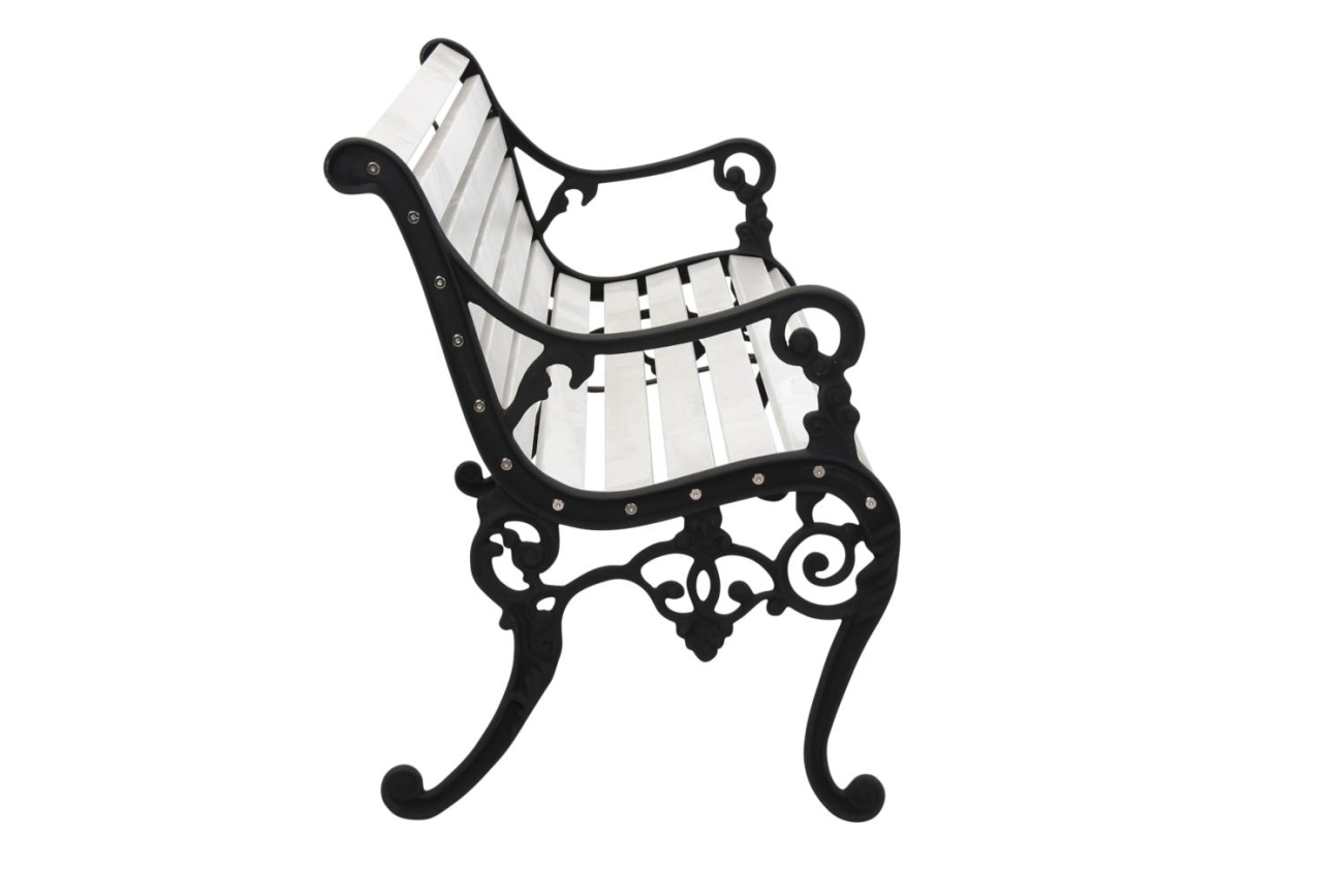 Die Gartenbank Sandvik überzeugt mit ihrem modernen Design. Gefertigt wurde sie aus Kiefernholz, welches einen weiße Farbton besitzt. Das Gestell ist auch aus Metall und hat eine schwarze Farbe. Die Sitzhöhe der Bank beträgt 48 cm.