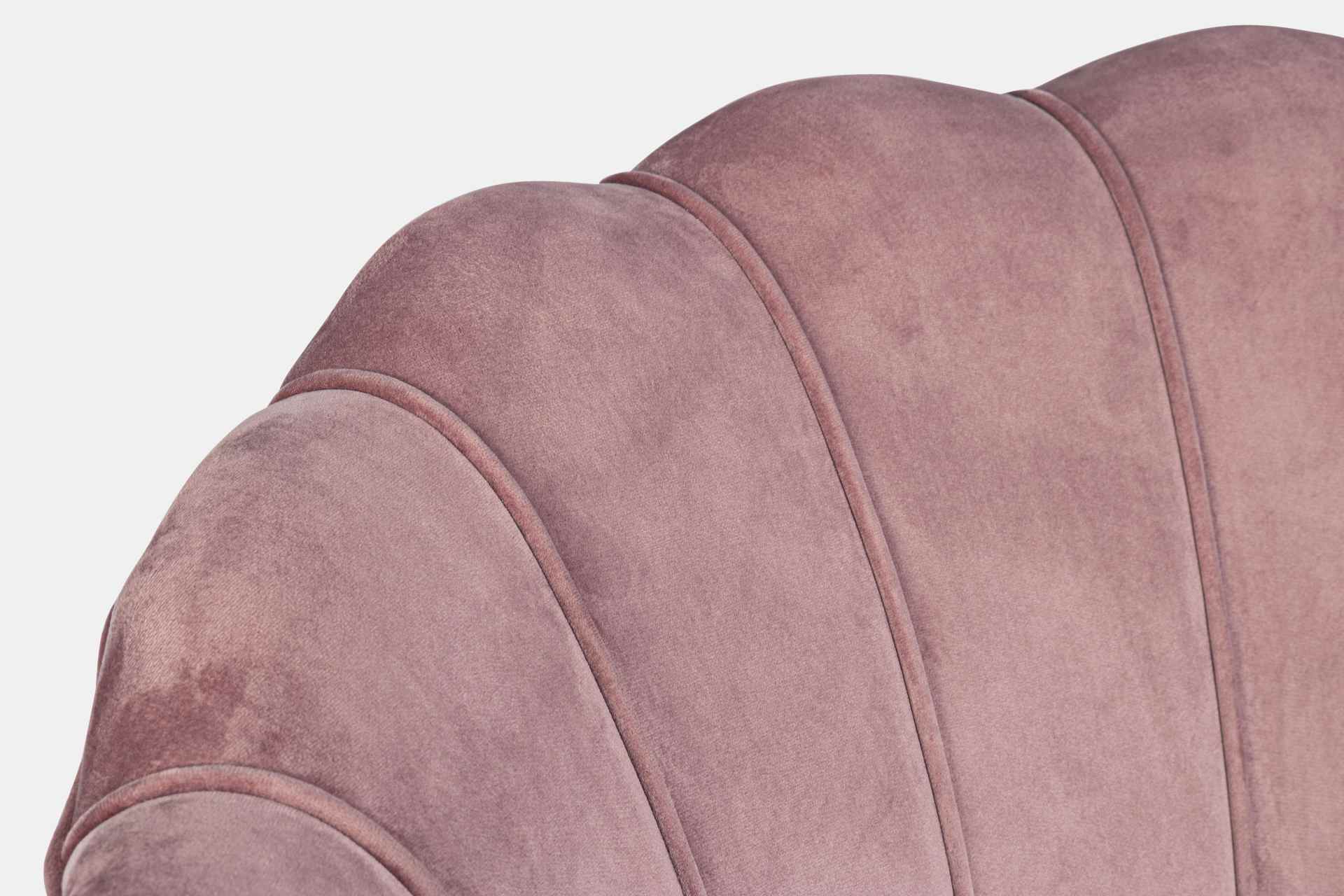 Das Sofa Giliola überzeugt mit seinem modernen Design. Gefertigt wurde es aus Stoff in Samt-Optik, welcher einen rosa Farbton besitzt. Das Gestell ist aus Metall und hat eine goldene Farbe. Das Sofa ist in der Ausführung als 2-Sitzer. Die Breite beträgt 1