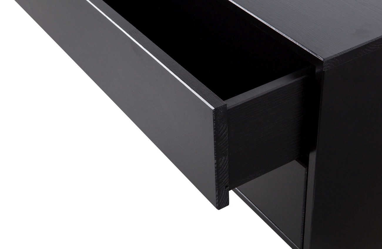 Das TV Board Fianca überzeugt mit seinem modernen Design. Gefertigt wurde es aus Kiefernholz, welches einen schwarzen Farbton besitzt. Das TV Board besitzt eine Breite von 100 cm und ist beliebig mit anderen Teilen kombinierbar.