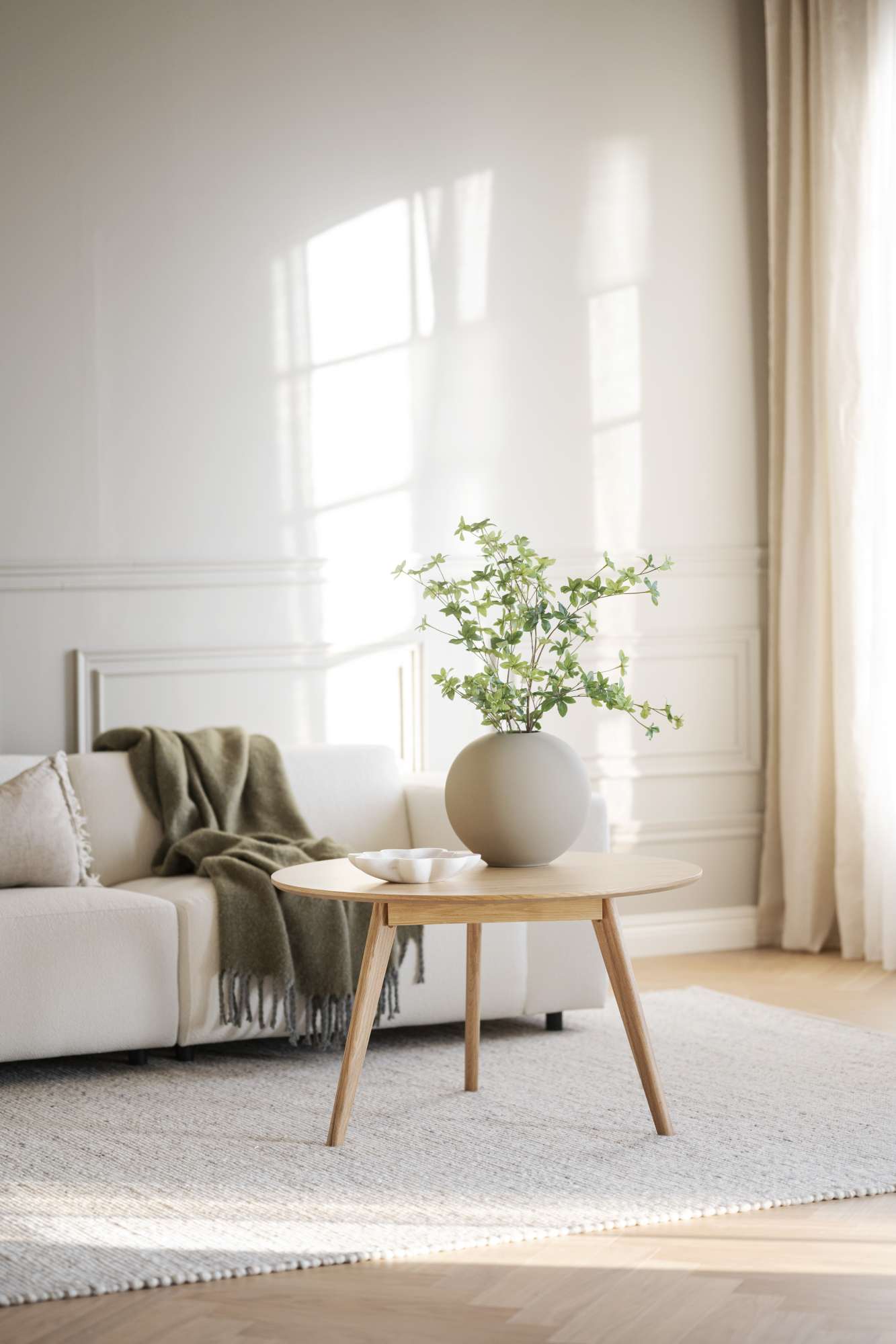 Couchtisch Yumi Rund 90cm, Esche Natur – stilvoller Blickfang für Ihr Zuhause.