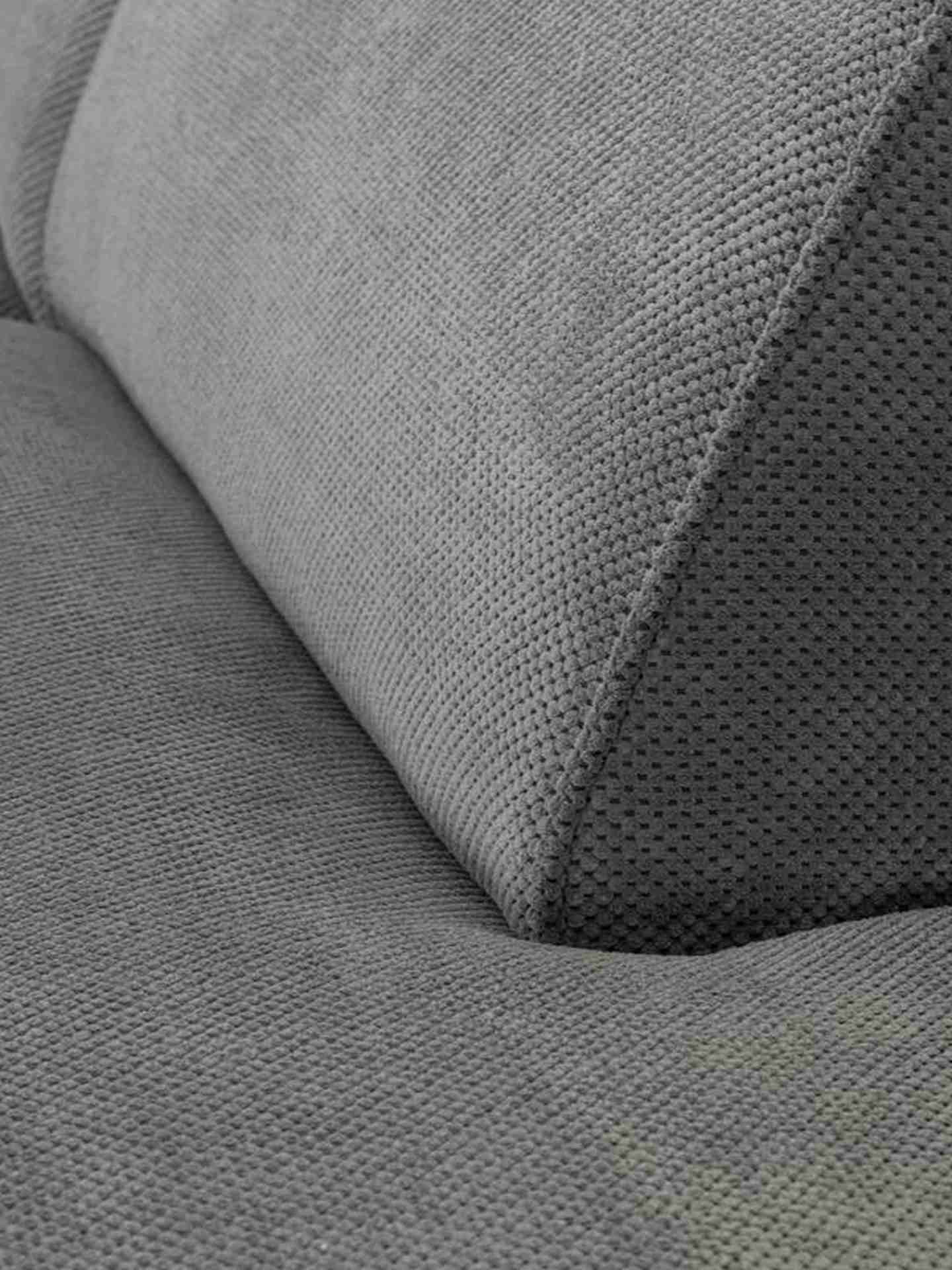Das Ecksofa Cliff wurde aus weichem Stoff gefertigt, welcher einen Grauen Farbton besitzt. Das Sofa überzeugt mit seinem modernem Design. Diese Variante hat die Ausführung Links.