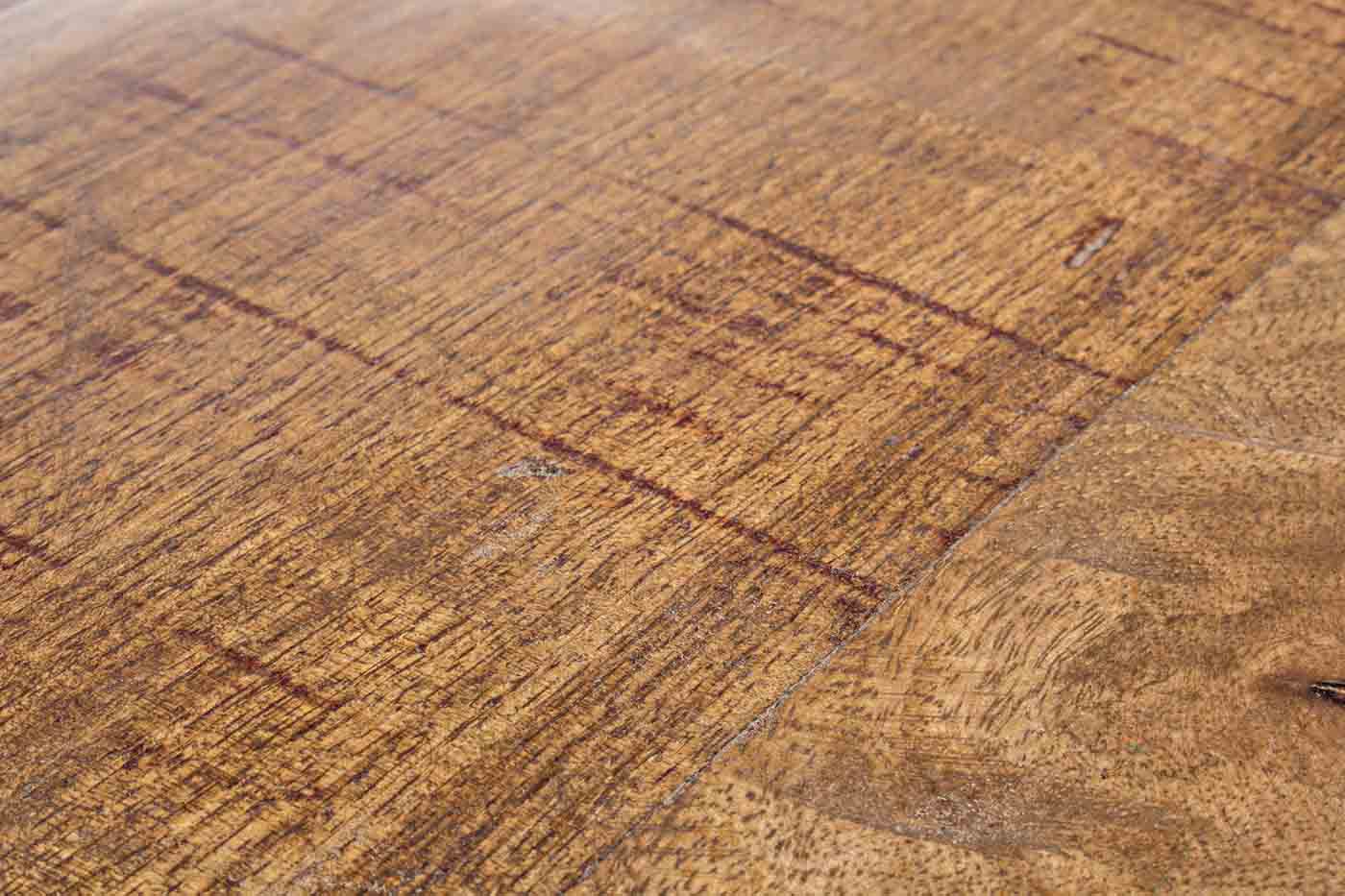Der Couchtisch Lancaster wurde aus Recycelten Materialien hergestellt. Dadurch ist jedes Stück ein Unikat. Designet wurde der Tisch von der Marke Bizotto.