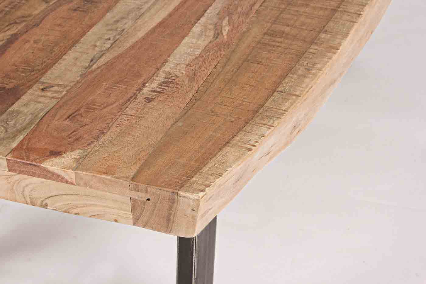 Der Couchtisch Elmera wurde aus Akazienholz gefertigt. Die Oberfläche wurde behandelt. Durch die Verwendung von Naturprodukten ist jedes Stück individuell verschieden.