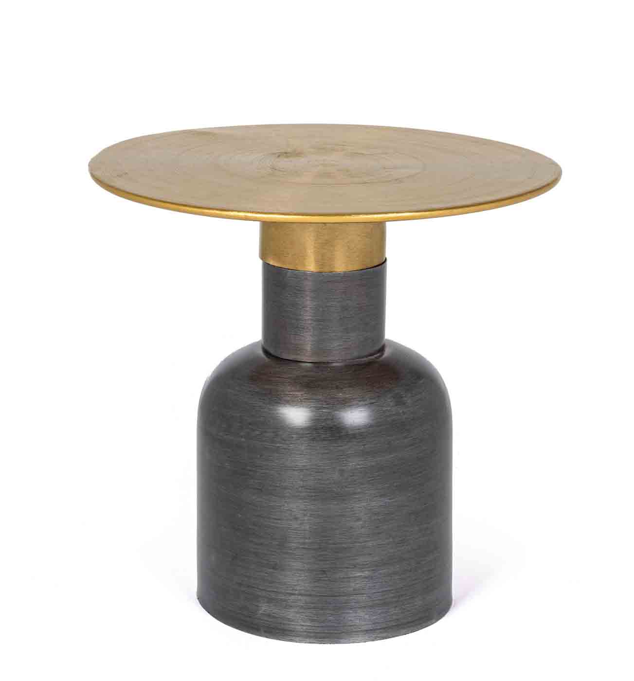 Das Gestell des Beistelltisches Alopa wurde aus Metall gefertigt, welches eine Feinbearbeitung aus Messing erhalten hat. Die Tischplatte ist vergoldet und unterstreicht das moderne Design des Tisches.