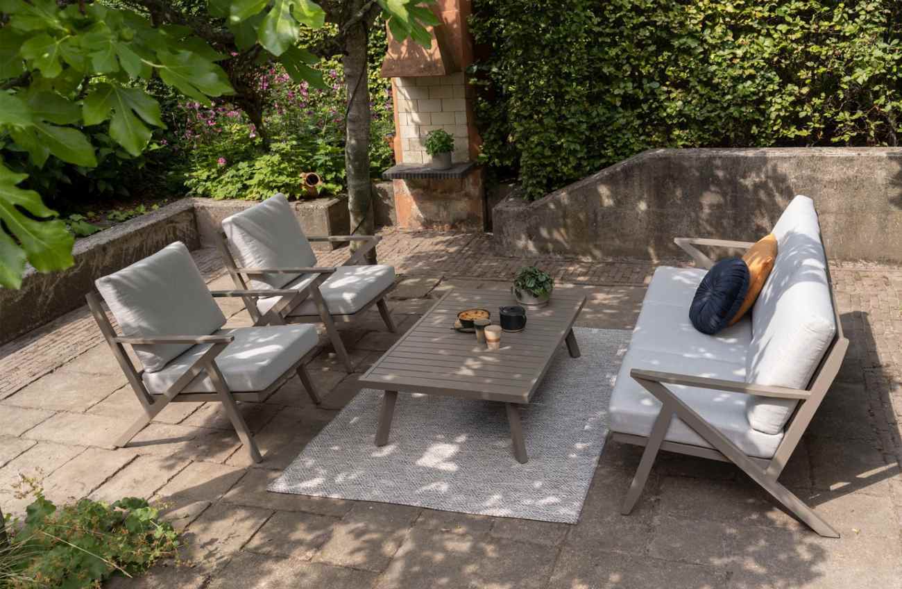 Das Garten-Set Brindisi überzeugt mit seinem modernen Stil. Gefertigt wurde es aus Olefin-Stoff, welcher einen hellgrauen Farbton besitzt. Das Gestell ist aus Aluminium und hat eine Taupe Farbe. Das Set besteht aus einem Sofa, zwei Sesseln, und einem Couc