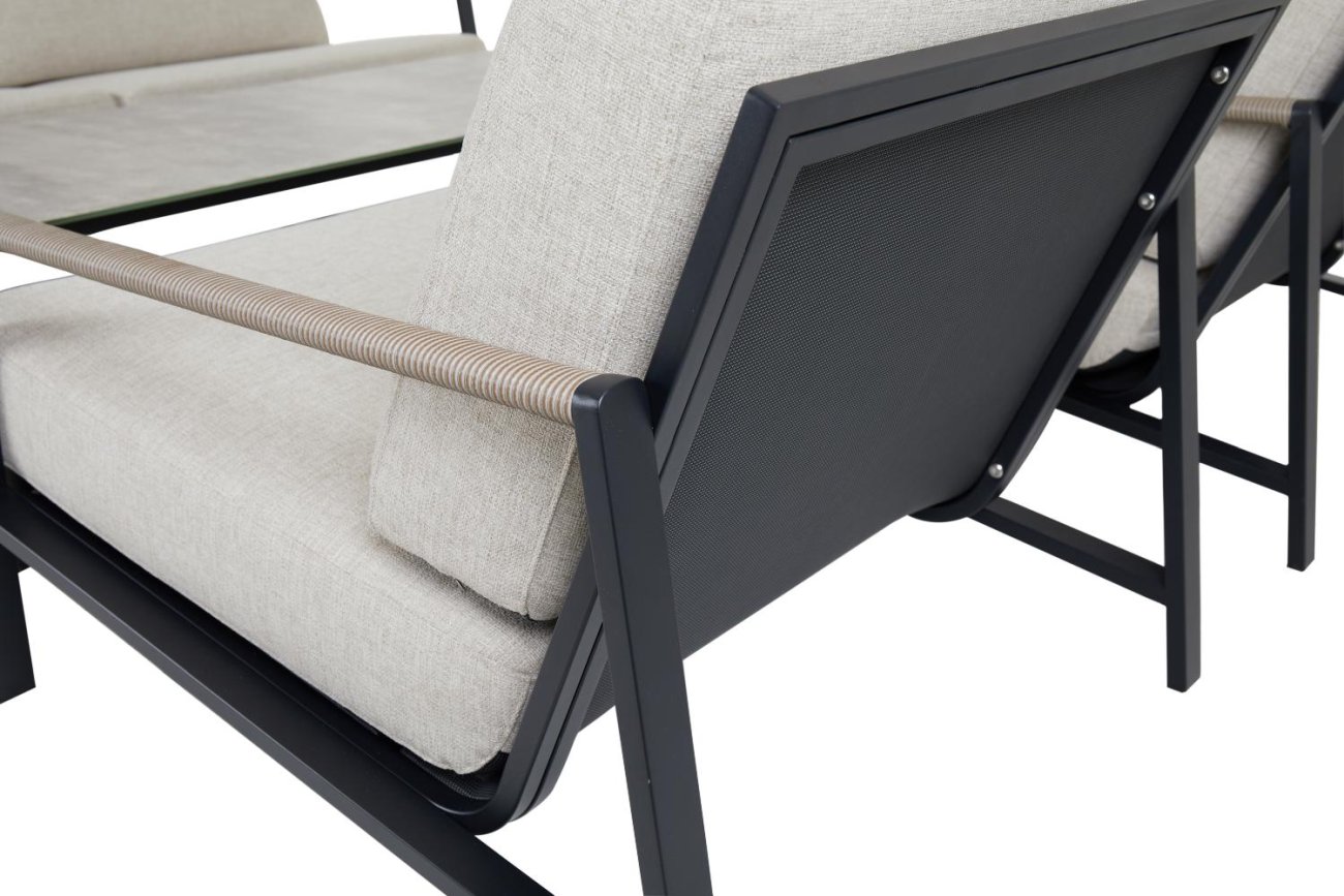 Der Gartensessel Lyra überzeugt mit seinem modernen Design. Gefertigt wurde er aus Stoff, welcher einen grauen Farbton besitzt. Das Gestell ist aus Metall und hat eine schwarze Farbe. Die Sitzhöhe des Sessels beträgt 40 cm.