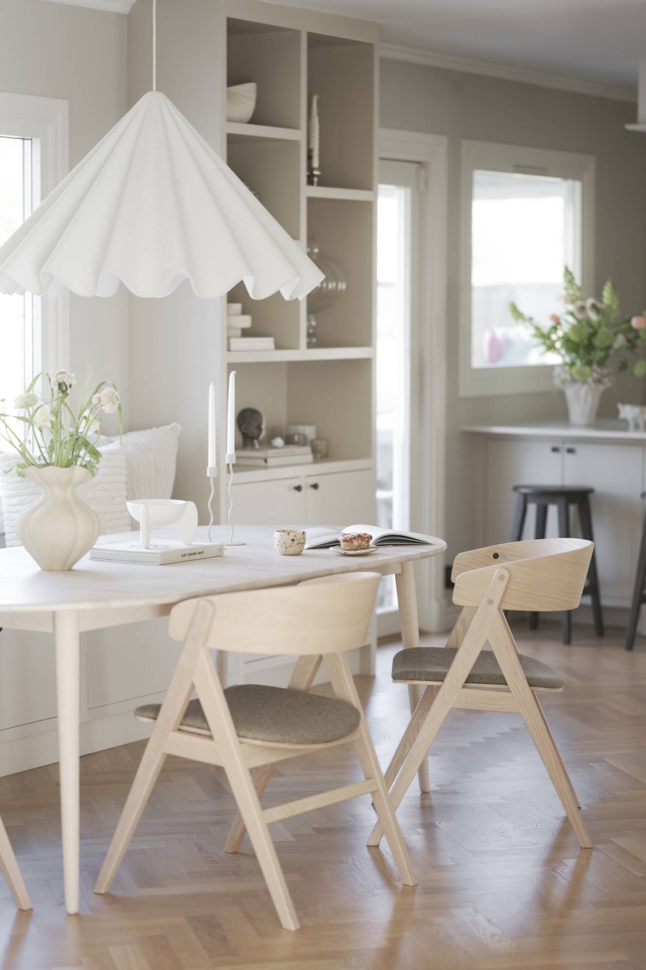 Ausziehtisch Tyler Oval 170/210cm, Eiche Weiß pigmentiert – stilvoller Blickfang für Ihr Zuhause.