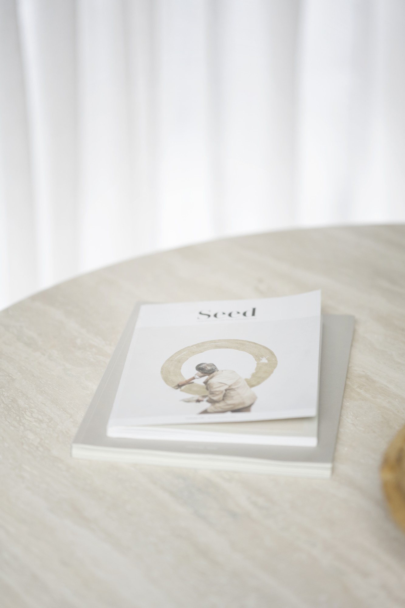 Hochwertiger Esstisch Taransay Rund 125cm, Travertin Sand, Eiche Braun für jede Einrichtung.