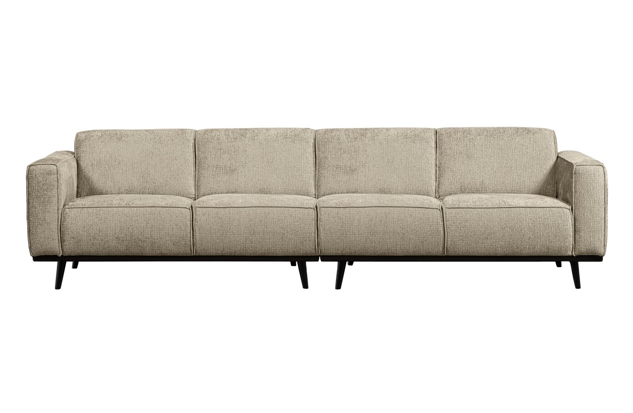 Das Sofa Statement überzeugt mit seinem modernen Stil. Gefertigt wurde es aus Struktursamt, welches einen Creme Farbton besitzt. Das Gestell ist aus Birkenholz und hat eine schwarze Farbe. Das Sofa besitzt eine Breite von 280 cm.