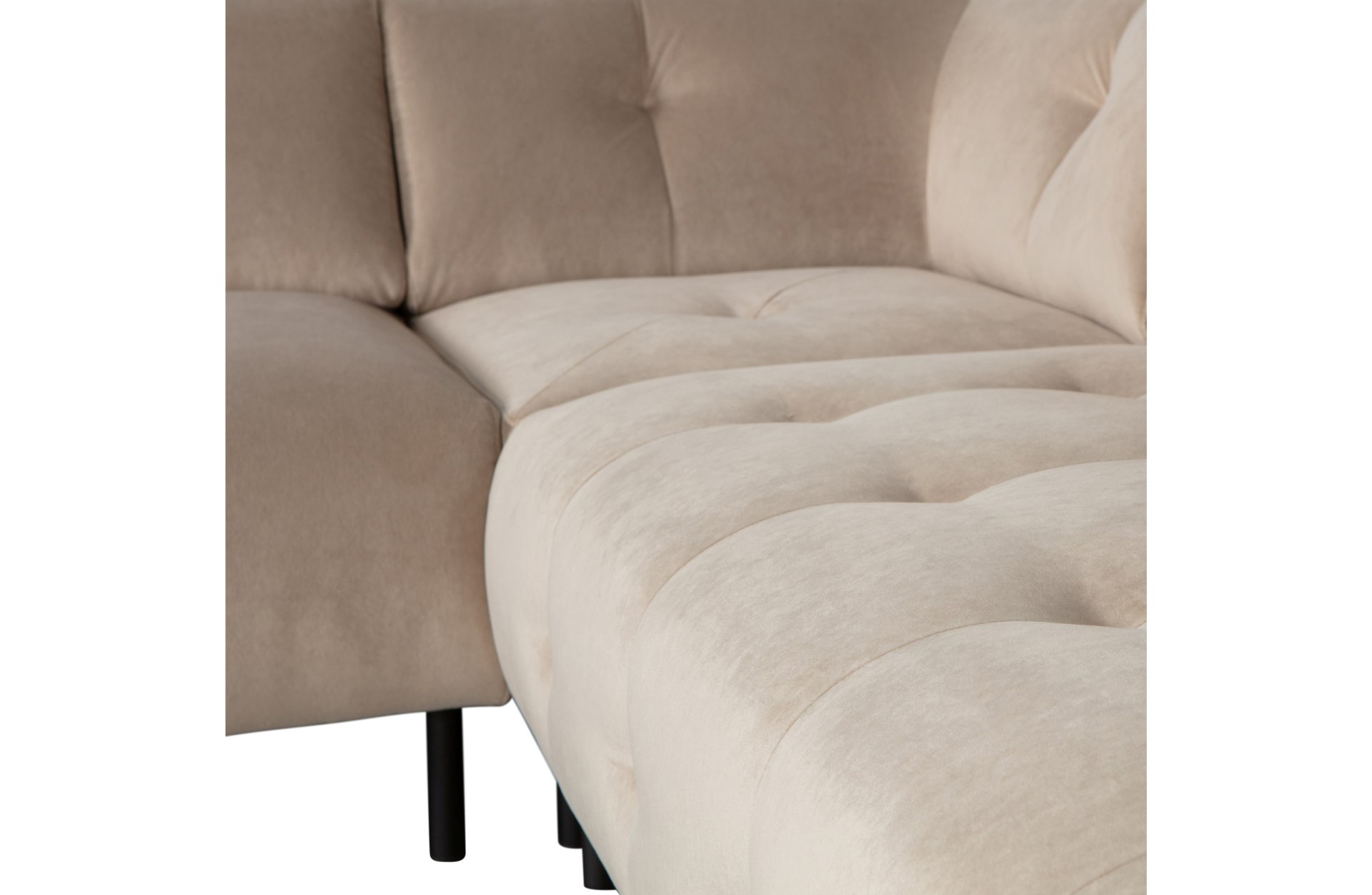 Das Ecksofa Lloyd überzeugt mit seinem modernem Design. Gefertigt wurde das Sofa aus einem Samt Bezug, welcher einen Sand Farbton besitzt. Die Beine sind aus Metall und sind schwarz.