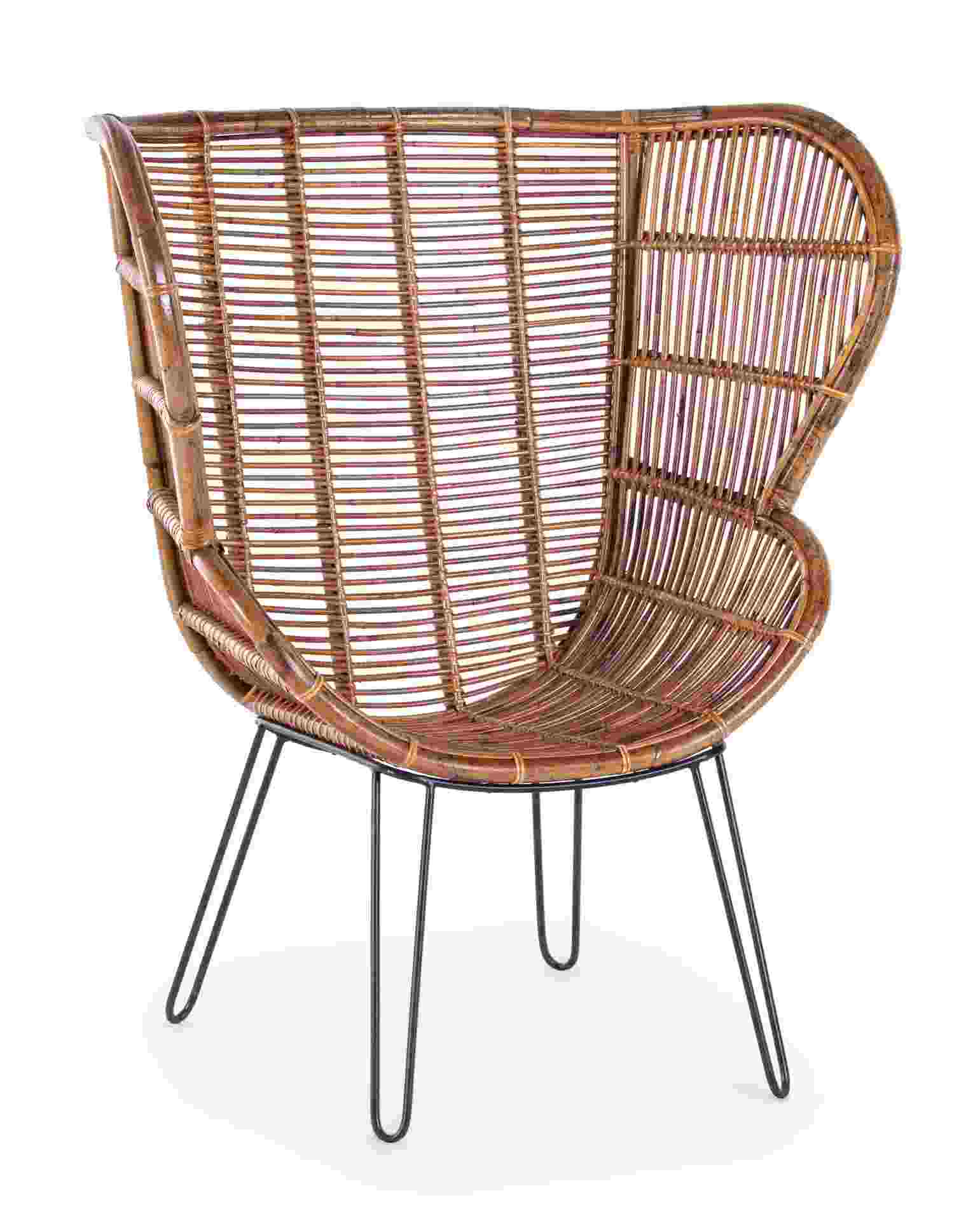 Der Sessel Estefan überzeugt mit seinem klassischen Design. Gefertigt wurde er aus Rattan, welches einen braunen Farbton besitzt. Das Gestell ist aus Metall und hat eine schwarze Farbe. Der Sessel besitzt eine Sitzhöhe von 42 cm. Die Breite beträgt 100 cm