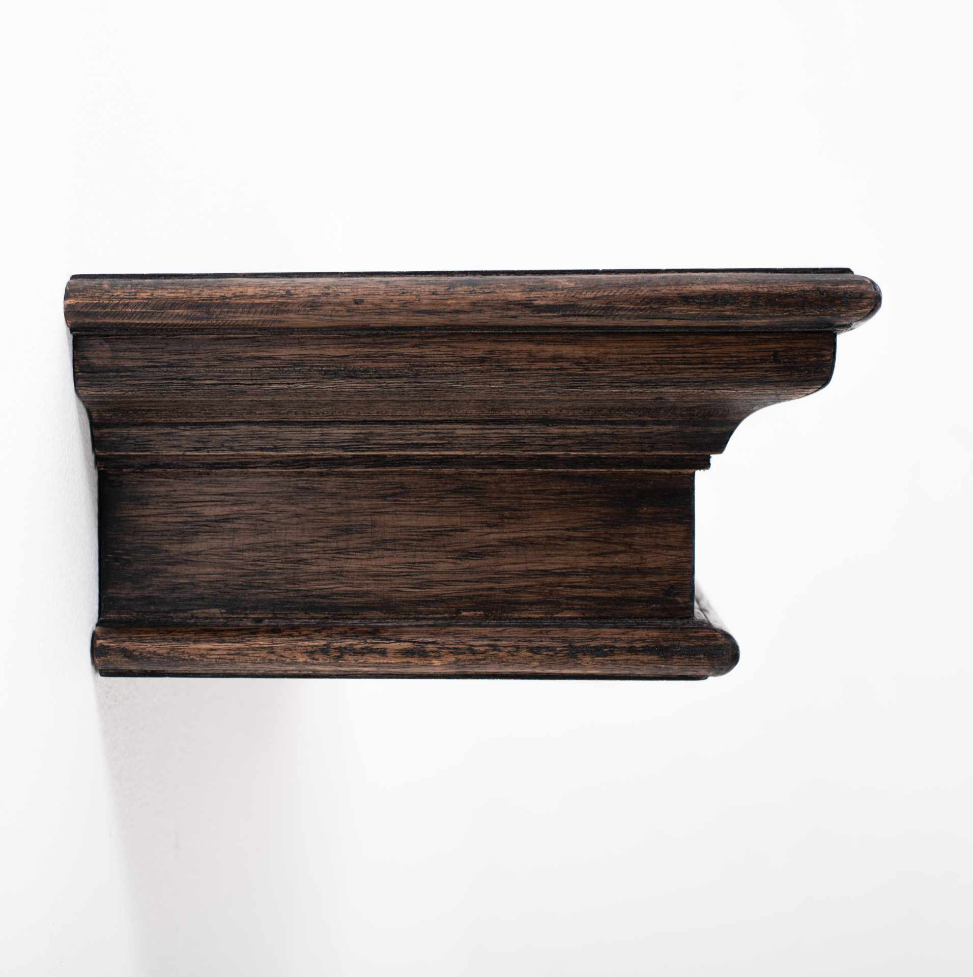 Das Wandregal Halifax Mindi überzeugt mit seinem Landhaus Stil. Gefertigt wurde es aus Mahagoni Holz, welches einen braunen Farbton besitzt. Das Regal besitzt eine Breite von 60 cm.