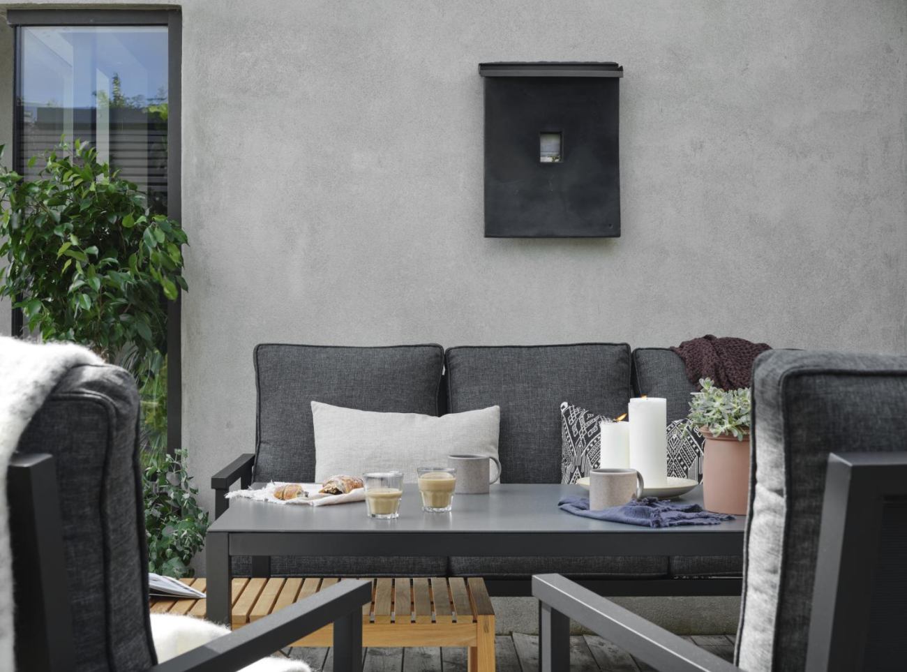 Das Garten-Set Rana No.2 überzeugt mit seinem modernen Design. Gefertigt wurde er aus Stoff, welches einen dunkelgrauen Farbton besitzt. Das Gestell ist aus Metall und hat eine schwarzen Farbe. Das Set wird mit einem Tisch und einem Ecksofa geliefert.