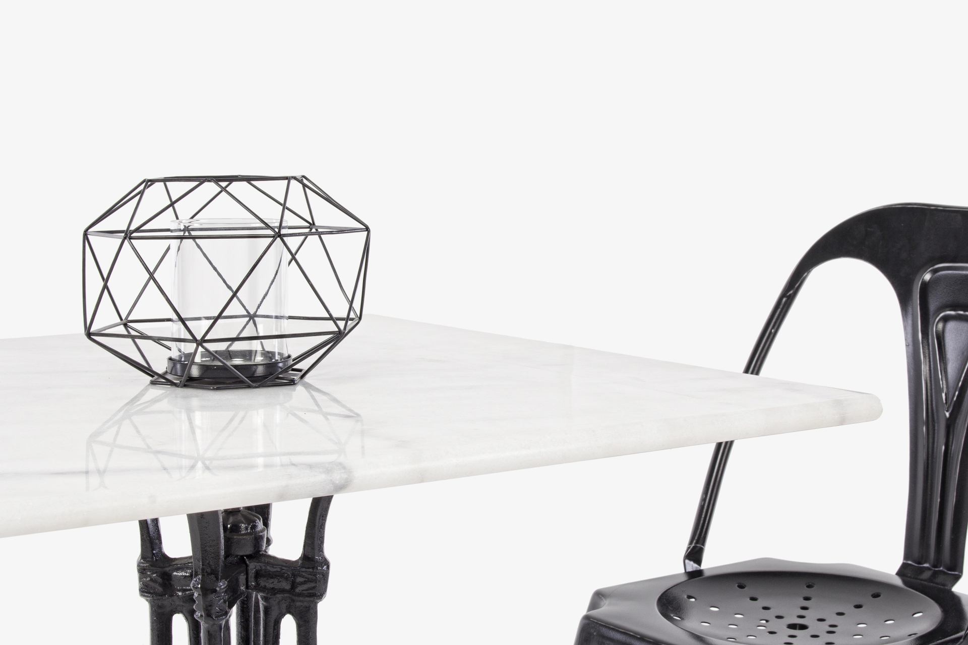 Der Esstisch Loren überzeugt mit seinem klassischem Design. Gefertigt wurde er aus Marmor, welches einen weißen Farbton besitzt. Das Gestell des Tisches ist aus Metall und besitzt eine schwarze Farbe. Der Tisch hat eine Breite von 70 cm.