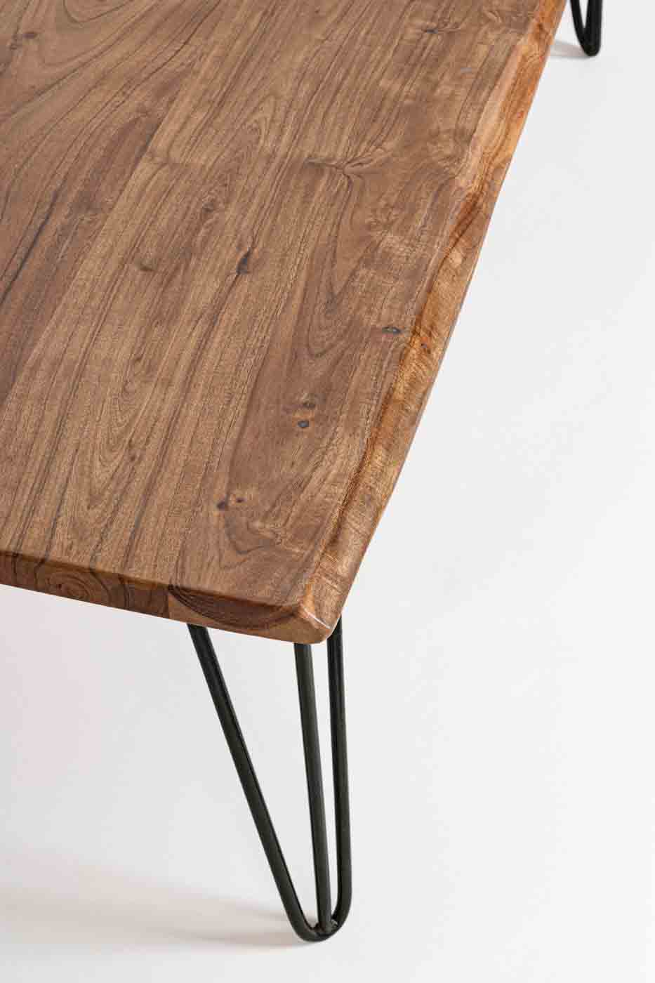 Die Tischplatte des Beistelltisches Barrow wurde aus Akazienholz gefertigt. Durch die Verwendung von Naturmaterialien ist jeder Tisch individuell. Das Gestell ist aus Stahl.