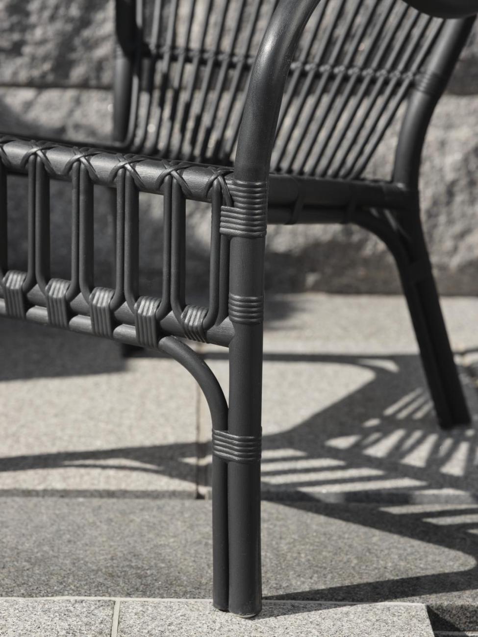 Der Gartensessel Waltz überzeugt mit seinem modernen Design. Gefertigt wurde er aus Kunststoff, welches einen schwarzen Farbton besitzt. Das Gestell ist auch aus Kunststoff und hat eine schwarze Farbe. Die Sitzhöhe des Sessels beträgt 41 cm.