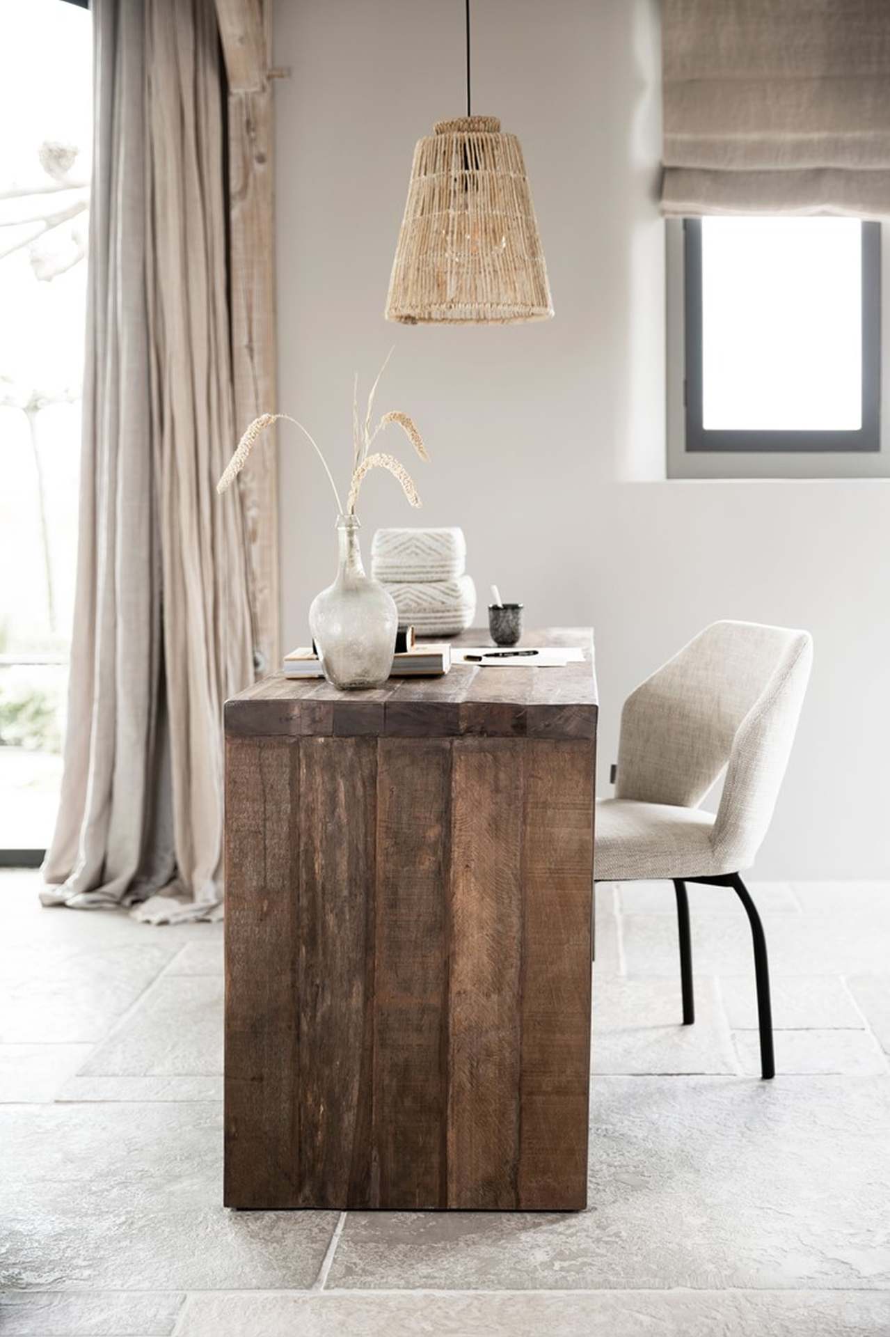 Der Esszimmerstuhl Bloom überzeugt mit seinem modernem aber auch schlichtem Design. Gefertigt wurde der Stuhl aus einem Polaris Stoff, welcher einen Natur Farbton besitzt. Das Gestell ist aus Metall und ist Schwarz.