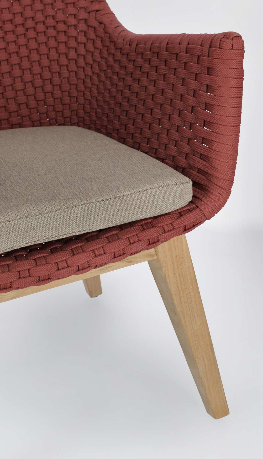 Der Gartenstuhl Allison überzeugt mit seinem modernen Design. Gefertigt wurde er aus Olefin-Stoff, welcher einen roten Farbton besitzt. Das Gestell ist aus Teakholz und hat eine natürliche Farbe. Der Stuhl verfügt über eine Sitzhöhe von 48 cm und ist für 