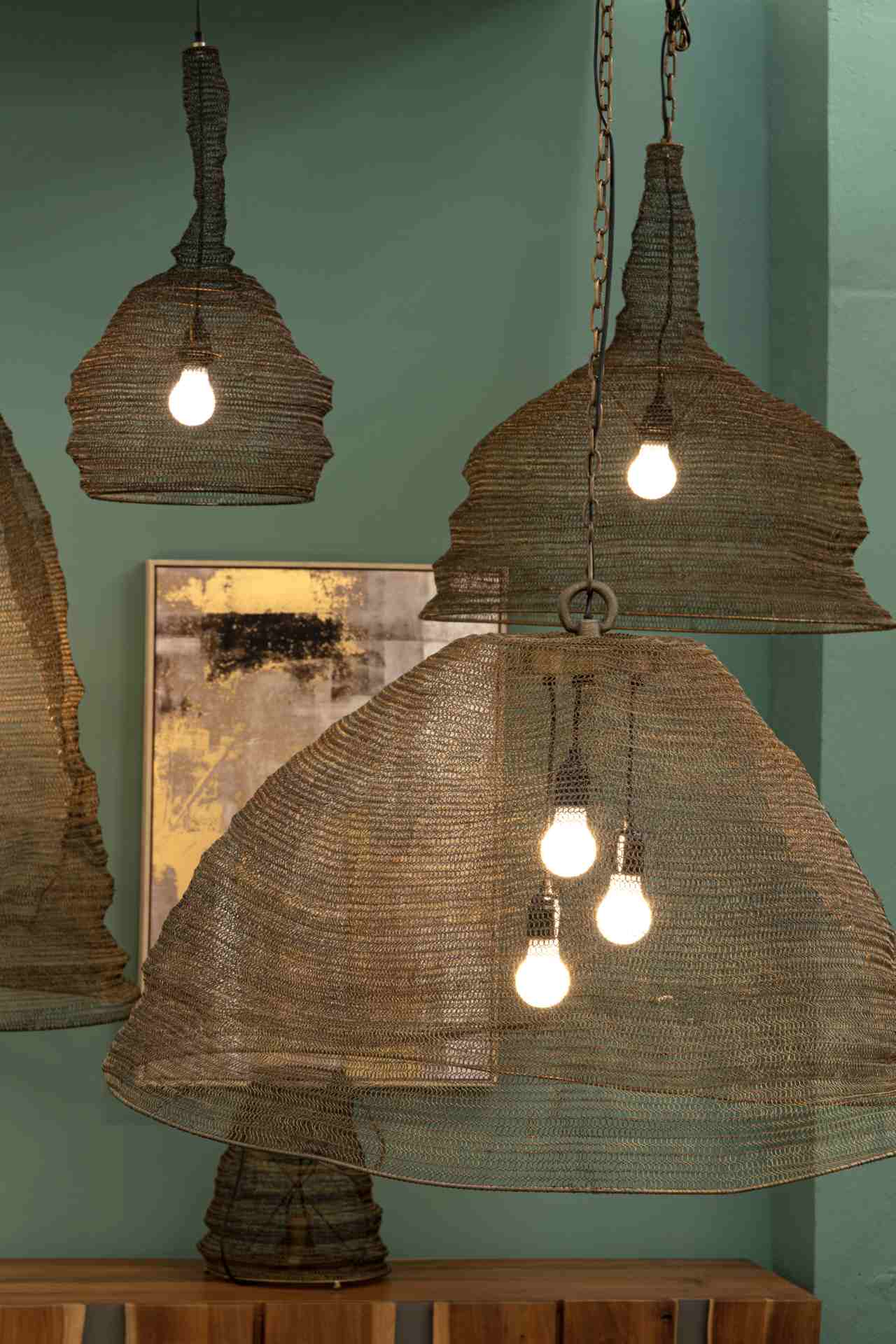 Die Hängeleuchte Amish überzeugt mit ihrem klassischen Design. Gefertigt wurde sie aus Metall, welches einen Messing Farbton besitzt.Der Lampenschirm ist auch aus Metall. Die Lampe besitzt eine Höhe von 64 cm.