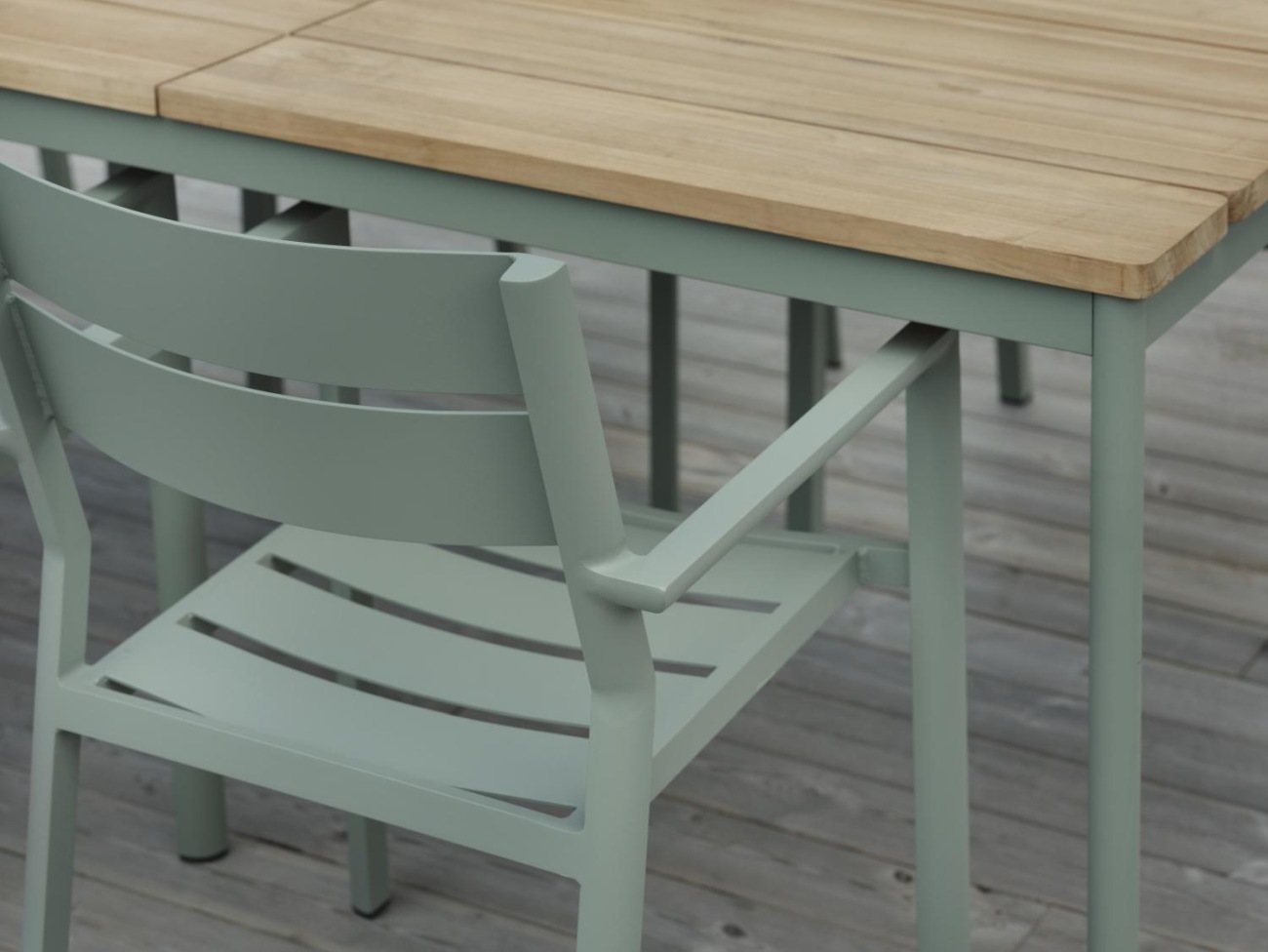 Der Gartenstuhl Delia überzeugt mit seinem modernen Design. Gefertigt wurde er aus Metall, welches einen hellgrünen Farbton besitzt. Das Gestell ist auch aus Metall und hat eine grüne Farbe. Die Sitzhöhe des Stuhls beträgt 43 cm.