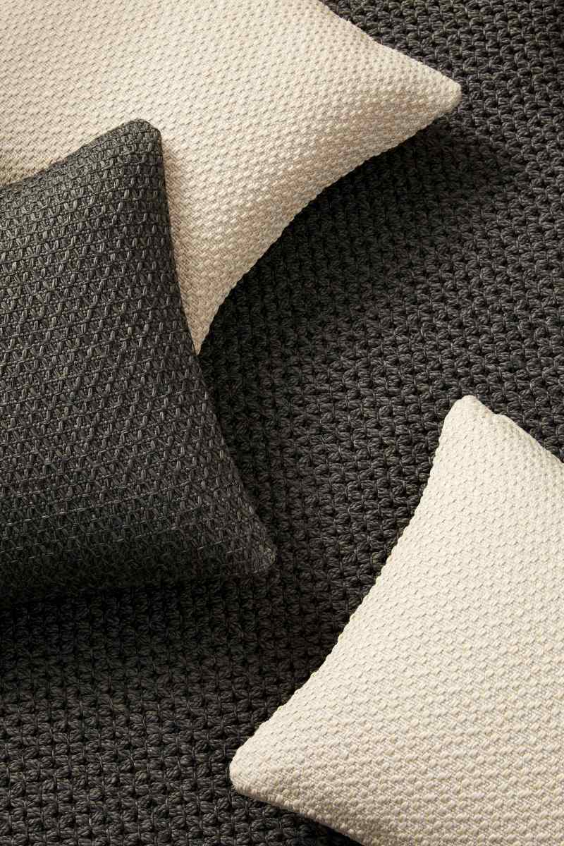Der Outdoor Teppich Daya überzeugt mit seinem modernen Design. Gefertigt wurde er aus Kunststofffasern, welche einen grauen Farbton besitzt. Der Teppich verfügt über eine Größe von 200x300 cm und ist für den Outdoor Bereich geeignet.