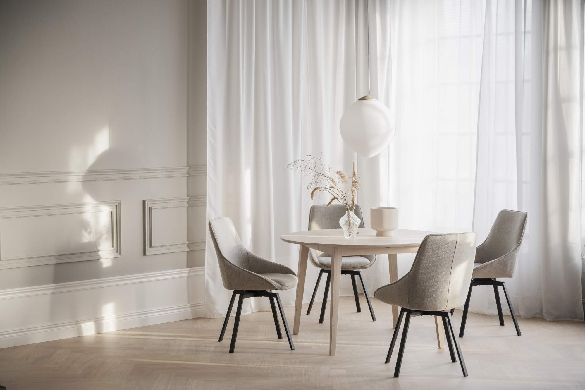 Esstisch Filippa Rund mit Auszug, 120/165cm, Eiche Weiß pigmentiert – modernes Design trifft Komfort.