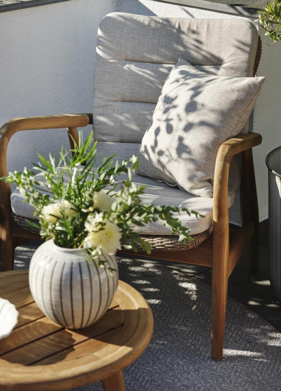 Der Gartenbeistelltisch Lilja überzeugt mit seinem modernen Design. Gefertigt wurde die Tischplatte aus Teakholz und hat eine natürliche Farbe. Das Gestell ist auch aus Teakholz und hat eine natürliche Farbe. Der Tisch besitzt einen Durchmesser von 50 cm.