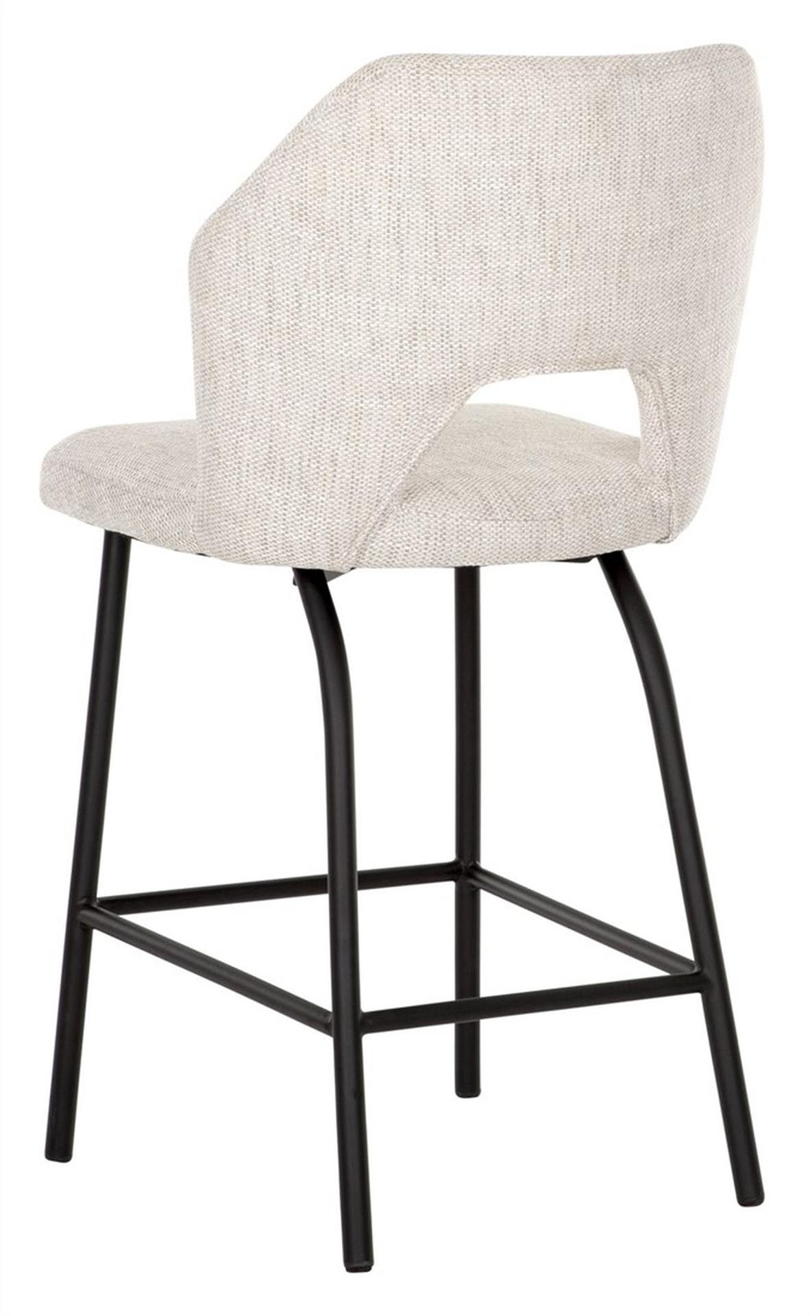 Der Barstuhl Bloom überzeugt mit seinem modernem aber auch schlichtem Design. Gefertigt wurde der Stuhl aus einem Polaris Stoff, welcher einen Natur Farbton besitzt. Das Gestell ist aus Metall und ist Schwarz.