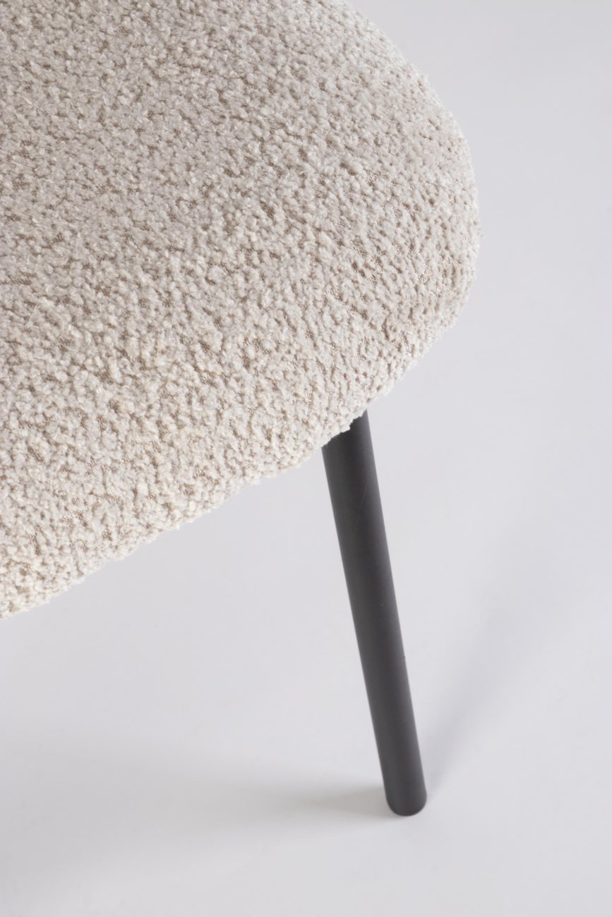 Der Esszimmerstuhl Ludmilla überzeugt mit seinem modernen Stil. Gefertigt wurde er aus Boucle-Stoff, welcher einen natürlichen Farbton besitzt. Das Gestell ist aus Metall und hat eine schwarze Farbe. Der Stuhl besitzt eine Sitzhöhe von 47 cm.