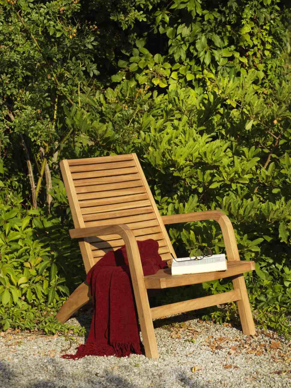 Der Gartensessel Volos überzeugt mit seinem modernen Design. Gefertigt wurde er aus Teakholz, welches einen natürlichen Farbton besitzt. Das Gestell ist auch aus Teakholz und hat eine natürliche Farbe. Die Sitzhöhe des Sessels beträgt 33 cm.
