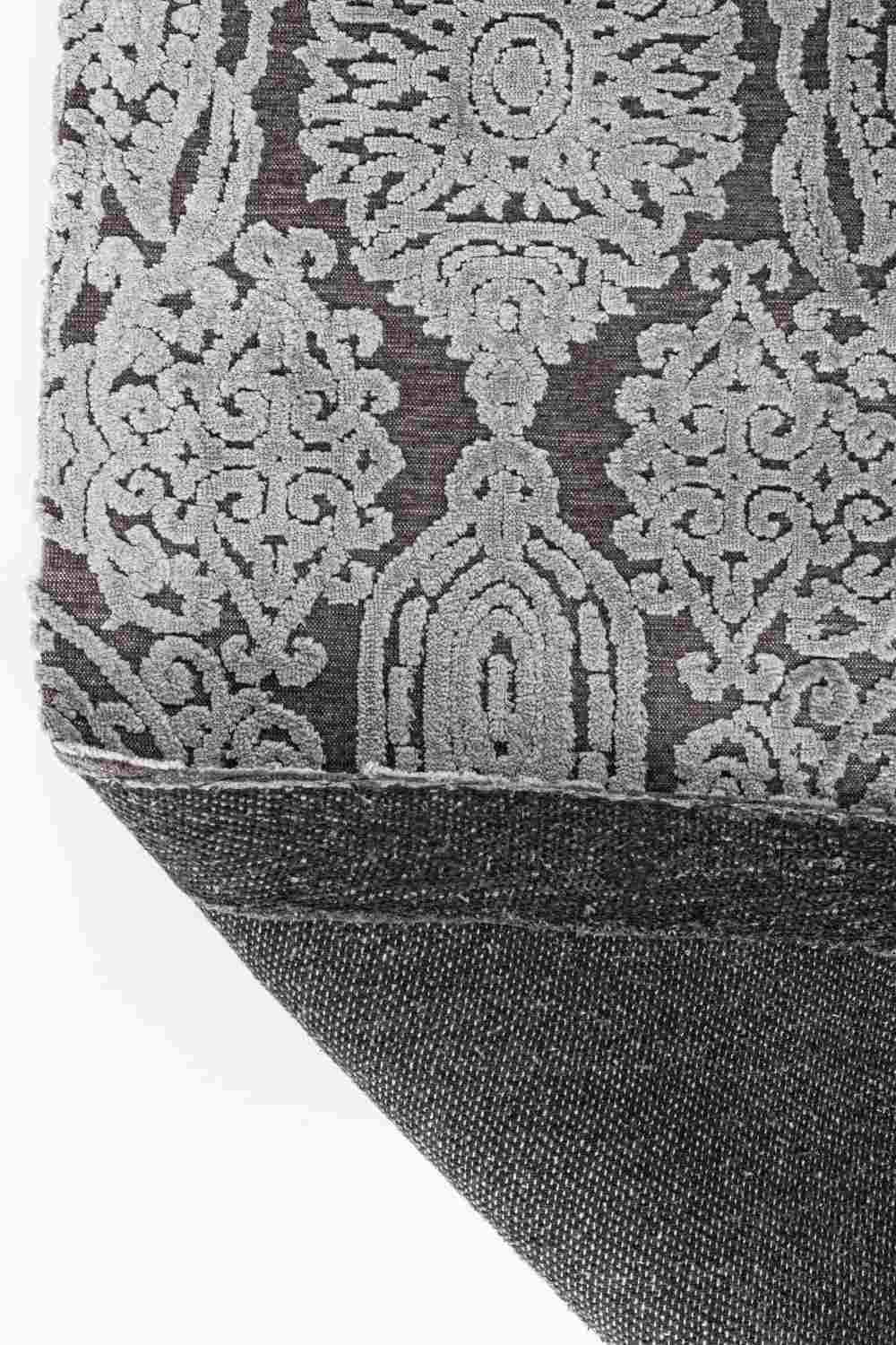 Der Teppich Dehli überzeugt mit seinem klassischen Design. Gefertigt wurde die Vorderseite aus 100% Viskose und die Rückseite aus 100% Baumwolle. Der Teppich besitzt einen grauen Farbton und die Maße von 200x300 cm.