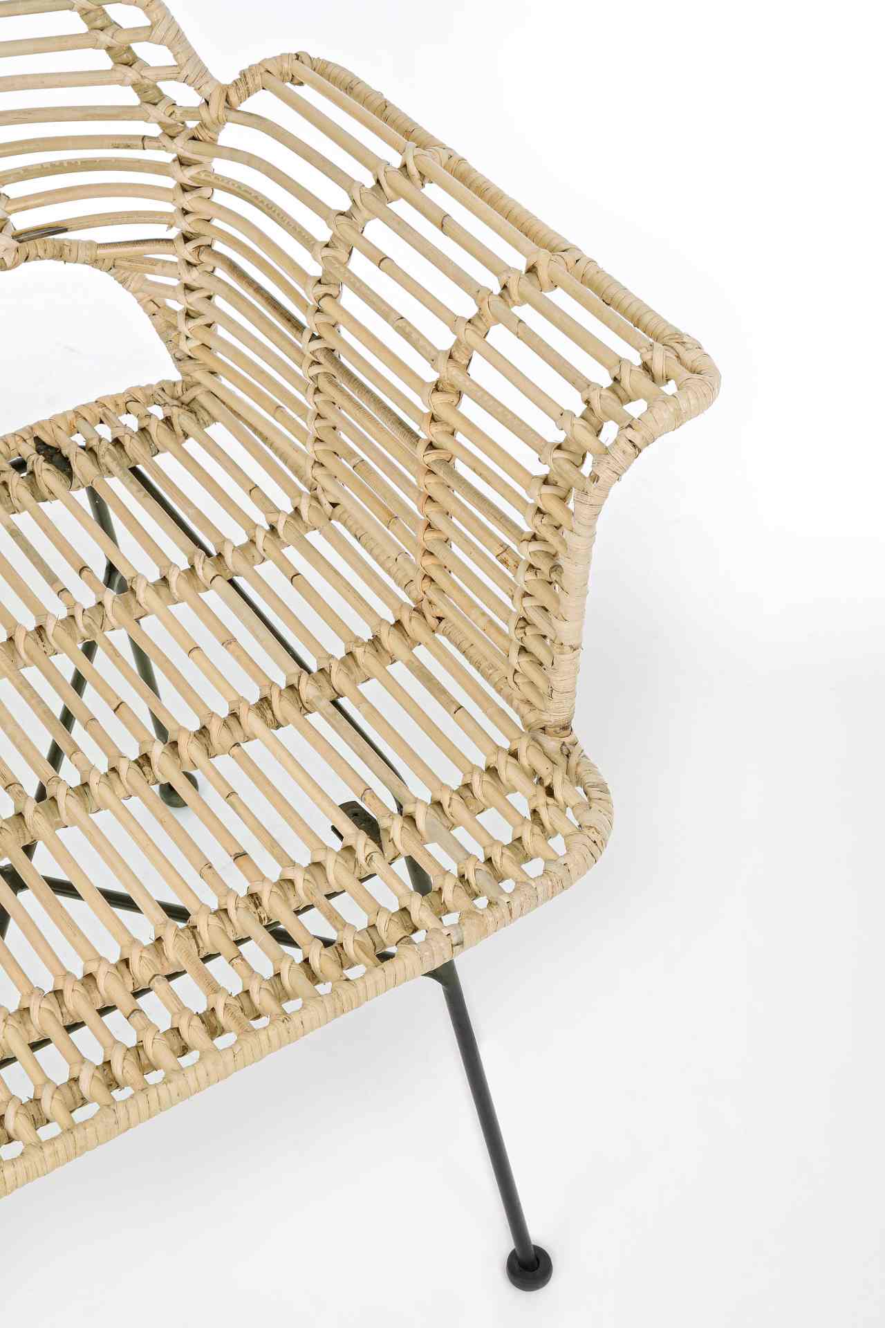 Der Stuhl Tunas überzeugt mit seinem modernem Design. Gefertigt wurde der Stuhl aus einem Kabugeflecht, welches einen natürlichen Farbton besitzt. Das Gestell ist aus Metall und ist Schwarz.