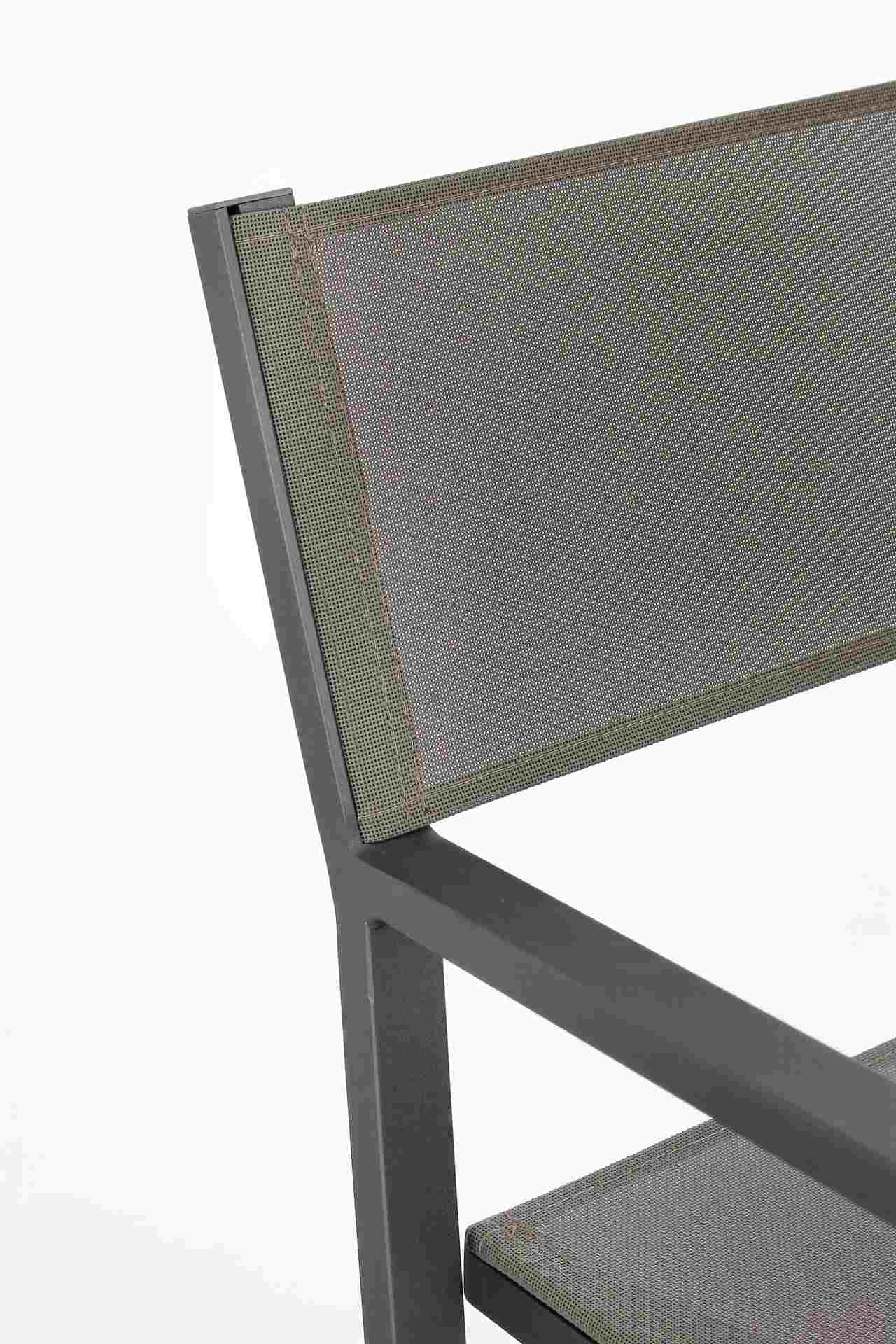 Der Gartenstuhl Konnor überzeugt mit seinem modernen Design. Gefertigt wurde er aus Textilene, welche einen Anthrazit Farbton besitzt. Das Gestell ist aus Aluminium und hat auch eine Anthrazit Farbe. Der Stuhl verfügt über eine Sitzhöhe von 46 cm und ist 