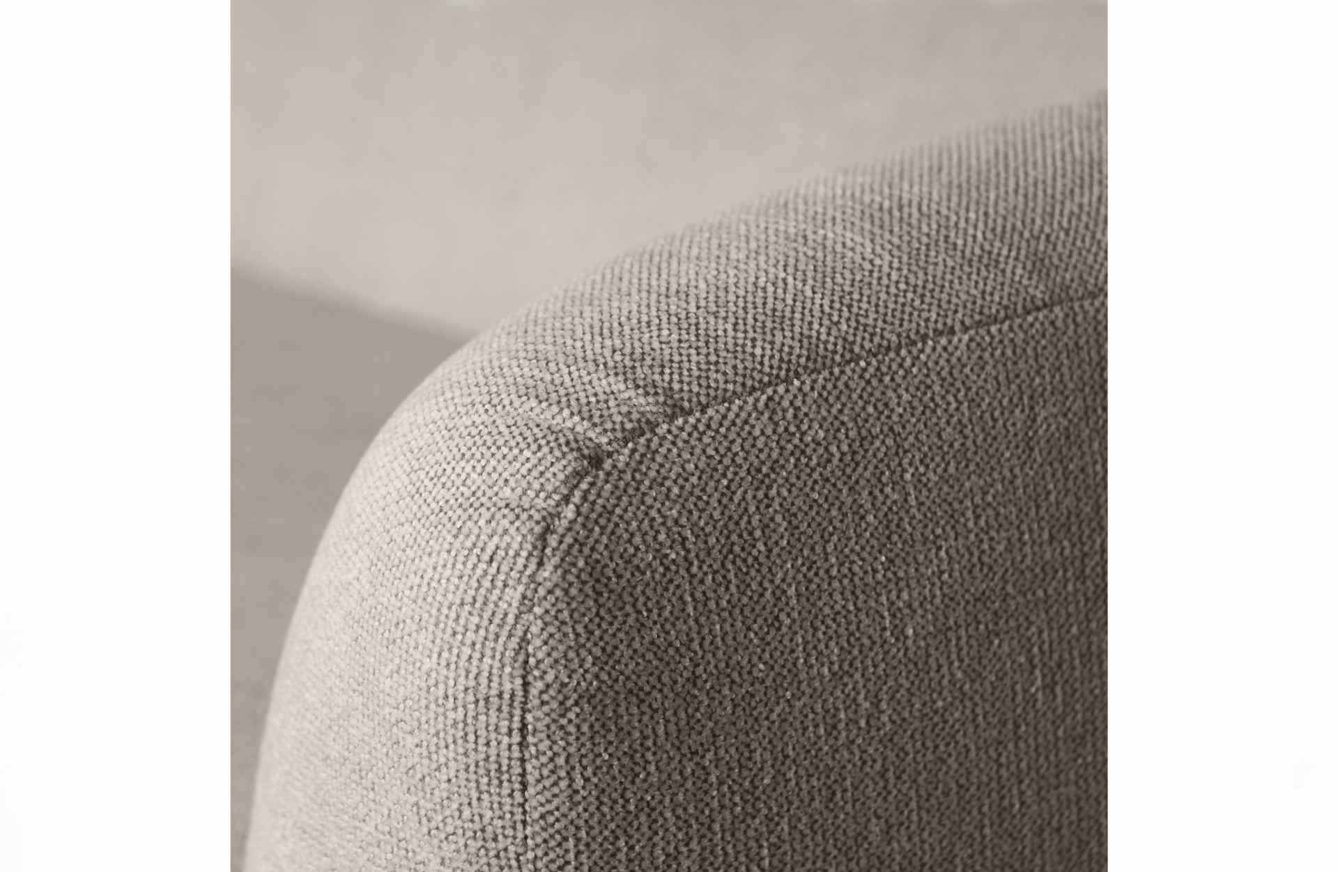 Das 3-Sitzer Sofa Sloping überzeugt mit seinem modernen Design. Gefertigt wurde es aus Kunststofffasern, welche einen einen hellgrauen Farbton besitzen. Das Sofa hat eine Breite von 240 cm und eine Sitzhöhe von 43 cm.
