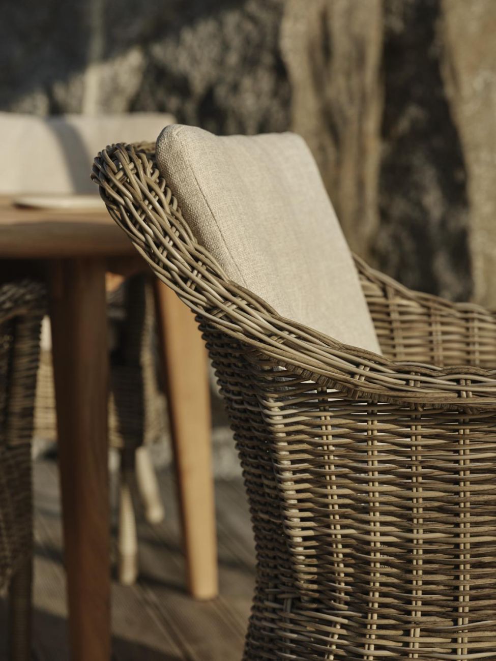 Der Gartenstuhl Lenora überzeugt mit seinem modernen Design. Gefertigt wurde er aus Rattan, welcher einen braunen Farbton besitzt. Das Gestell ist aus Metall und hat eine schwarze Farbe. Die Sitzhöhe des Stuhls beträgt 50 cm.