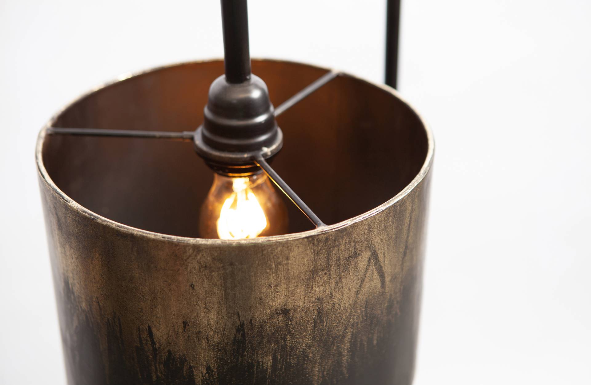 Die Stehleuchte Blackout überzeugt mit ihrem industriellem Design. Gefertigt wurde die Lampe aus Metall, welches eine Schwarz Messing Farbe besitzt.