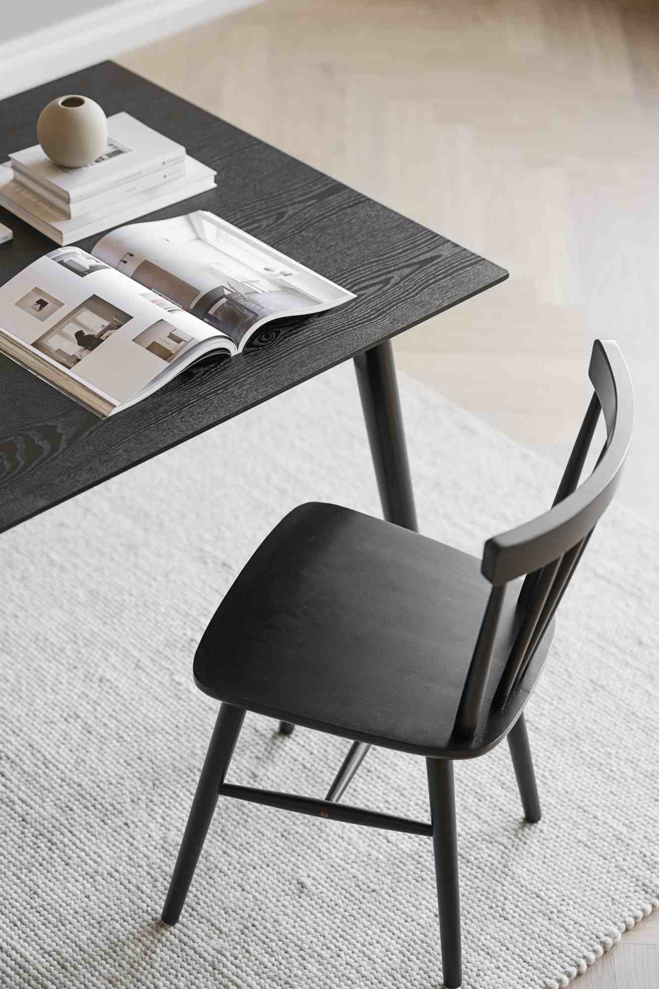 Esstisch Lotta 180x90cm, Esche Schwarz passt perfekt in stilvolle Wohnräume.