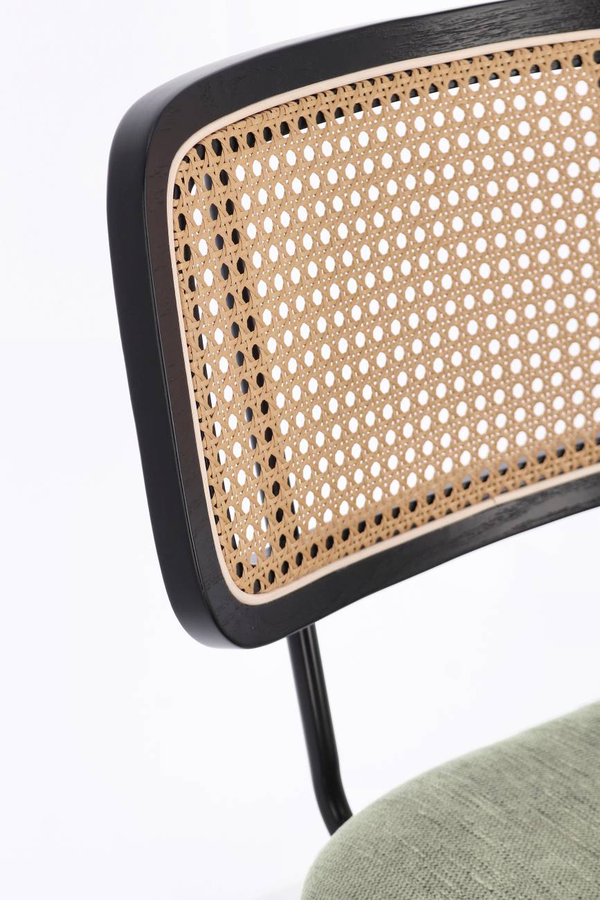 Der Esszimmerstuhl Glenna überzeugt mit seinem modernen Stil. Gefertigt wurde er aus Stoff, welcher einen grünen Farbton besitzt. Das Gestell ist aus Metall und hat eine schwarze Farbe. Der Stuhl besitzt eine Sitzhöhe von 48 cm.