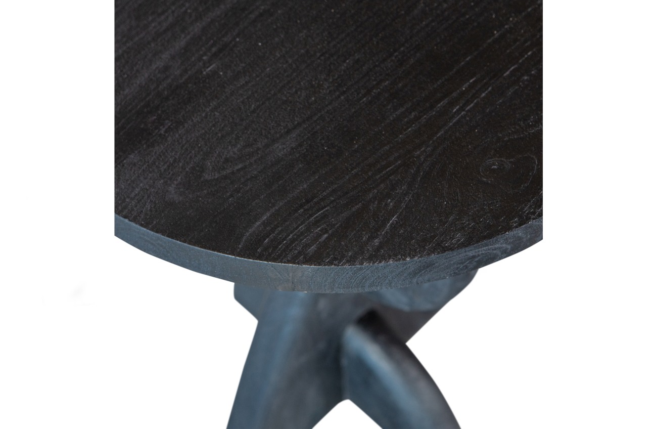 Der Beistelltisch Pete überzeugt mit seinem modernen Stil. Gefertigt wurde er aus Mangoholz, welches einen schwarzen Farbton besitzt. Der Beistelltisch besitzt eine Durchmesser von 40 cm.