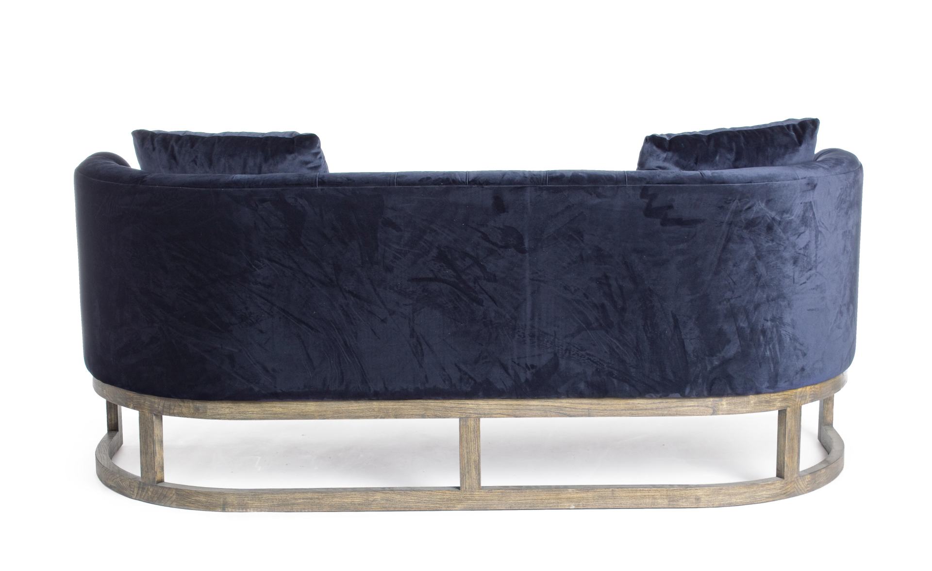 Das Sofa Midway überzeugt mit seinem klassischen Design. Gefertigt wurde es aus Samt, welches einen blauen Farbton besitzt. Das Gestell ist aus Eichenholz und hat eine natürliche Farbe. Das Sofa ist in der Ausführung als 3-Sitzer. Die Breite beträgt 180 c