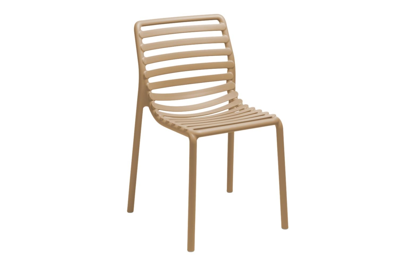 Der Gartenstuhl Bora überzeugt mit seinem modernen Design. Gefertigt wurde er aus Kunststoff, welches einen hellbraunen Farbton besitzt. Das Gestell ist auch aus Kunststoff und hat eine hellbraune Farbe. Die Sitzhöhe des Stuhls beträgt 48 cm.