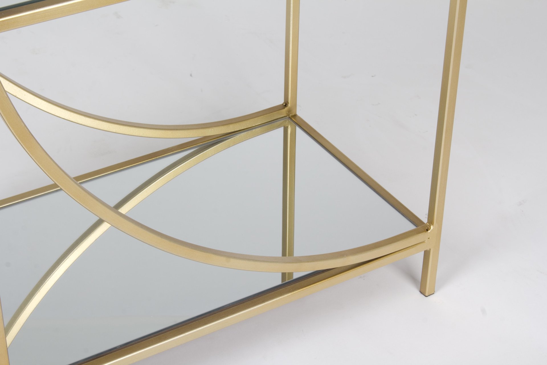 Das Regal Elenor überzeugt mit seinem klassischen Design. Gefertigt wurde es aus Glas. Das Gestell ist aus Metall und hat eine goldene Farbe. Das Regal verfügt über zwei Fächer. Die Breite beträgt 81 cm.